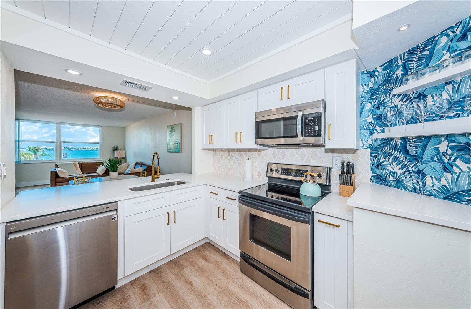 Image 9 of 50 For 6177 Sun Boulevard 307