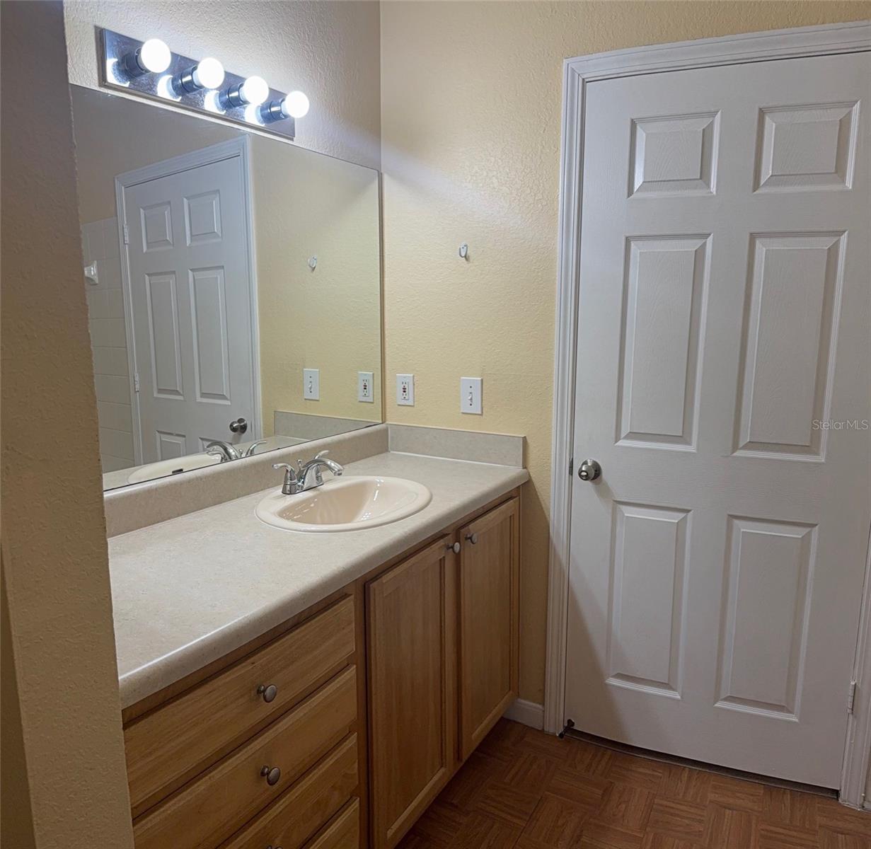 Image 20 of 39 For 9093 Lee Vista Boulevard 903