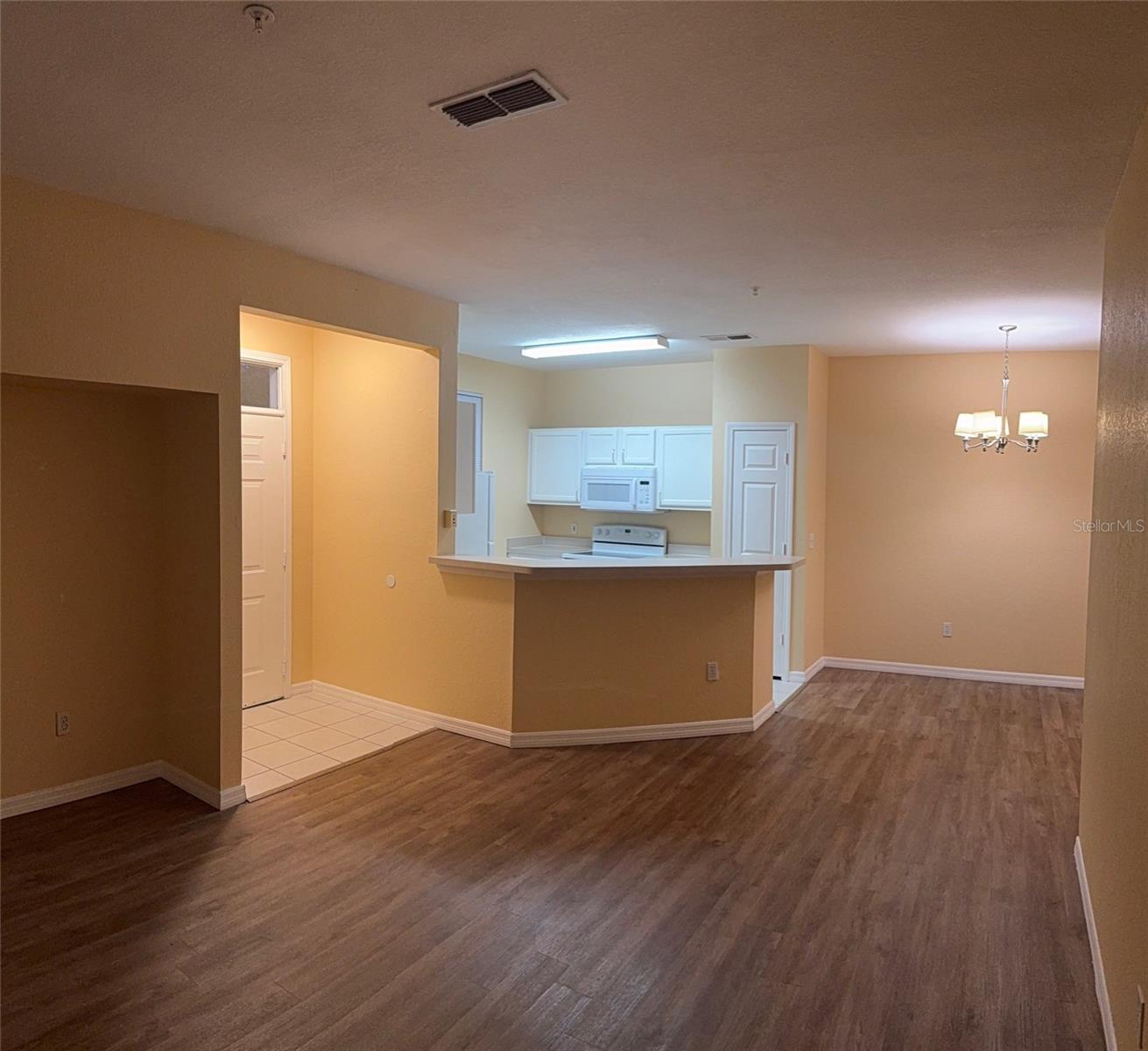 Image 7 of 39 For 9093 Lee Vista Boulevard 903