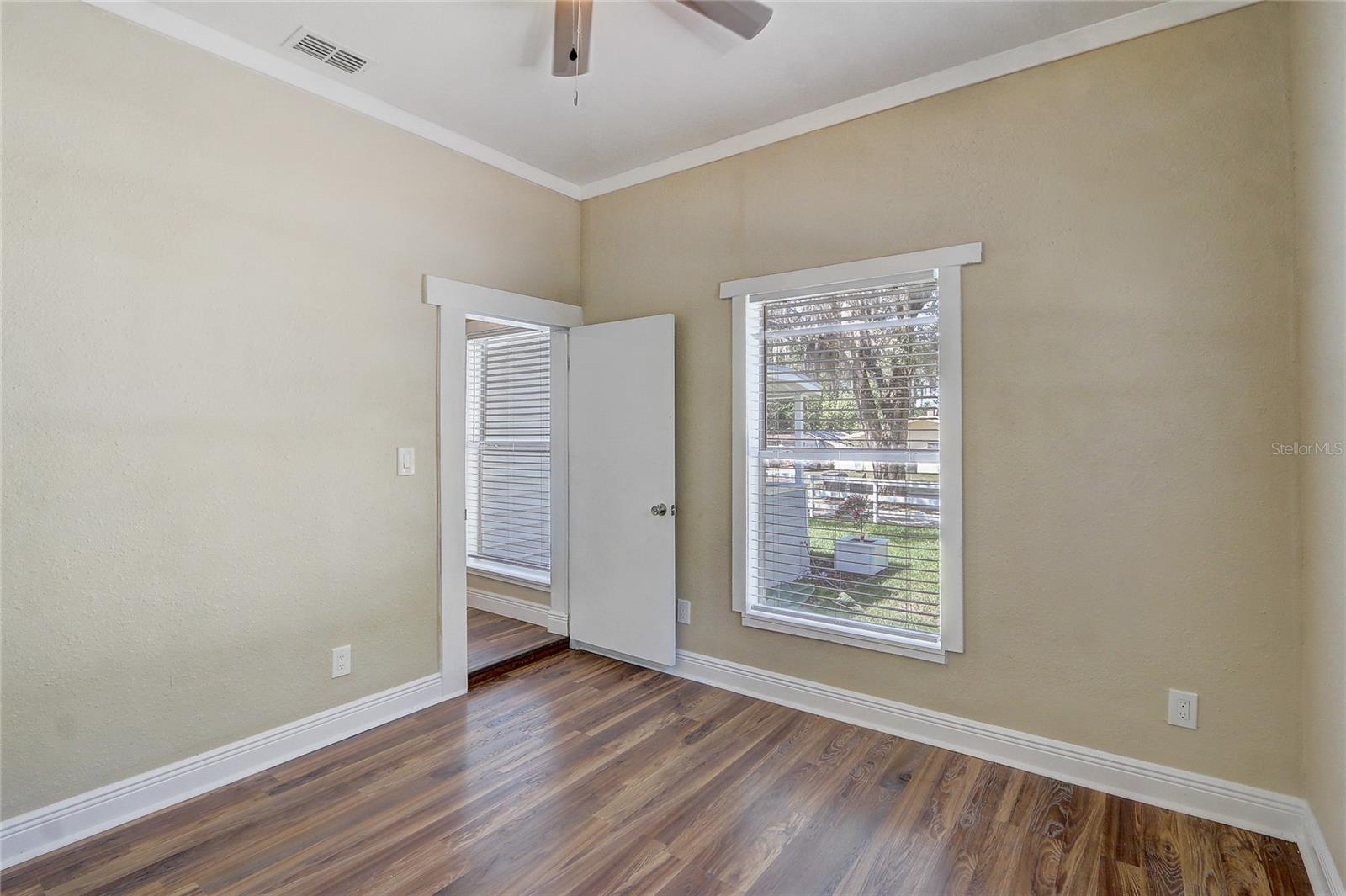 Image 19 of 25 For 246 Oak Avenue
