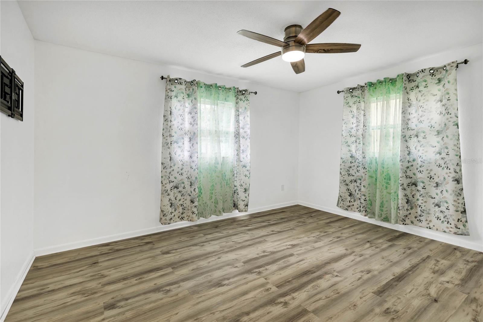Image 12 of 21 For 4130 Lake Saunders Drive