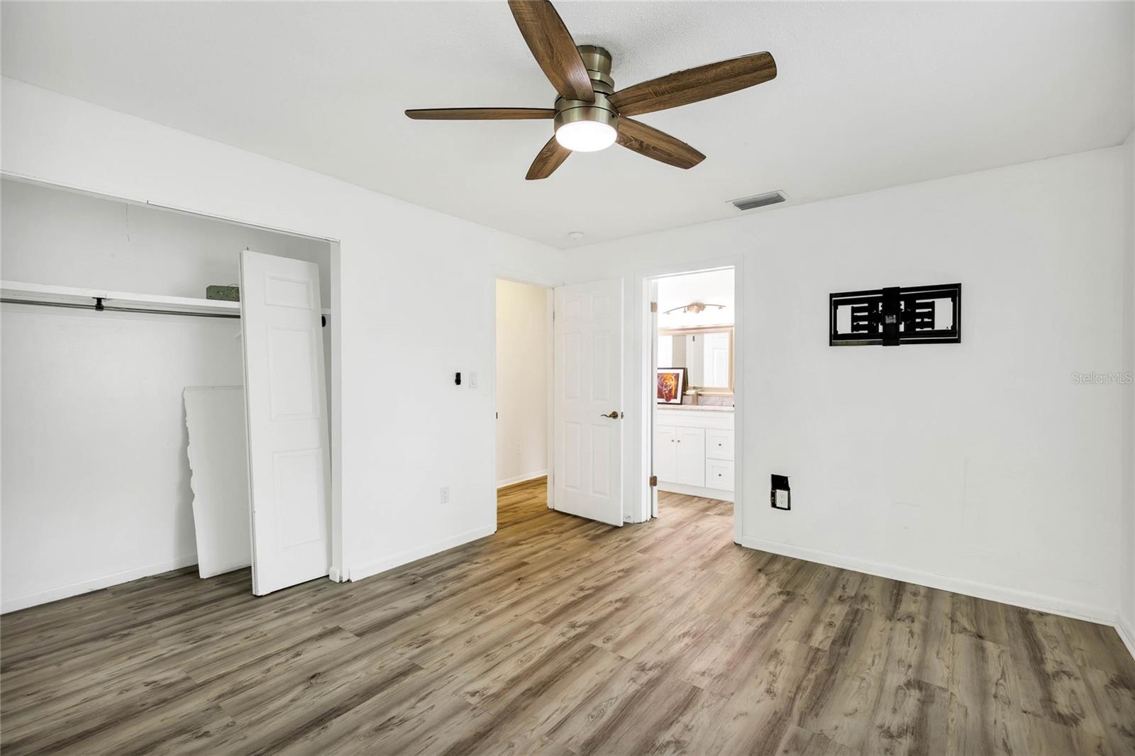 Image 13 of 21 For 4130 Lake Saunders Drive
