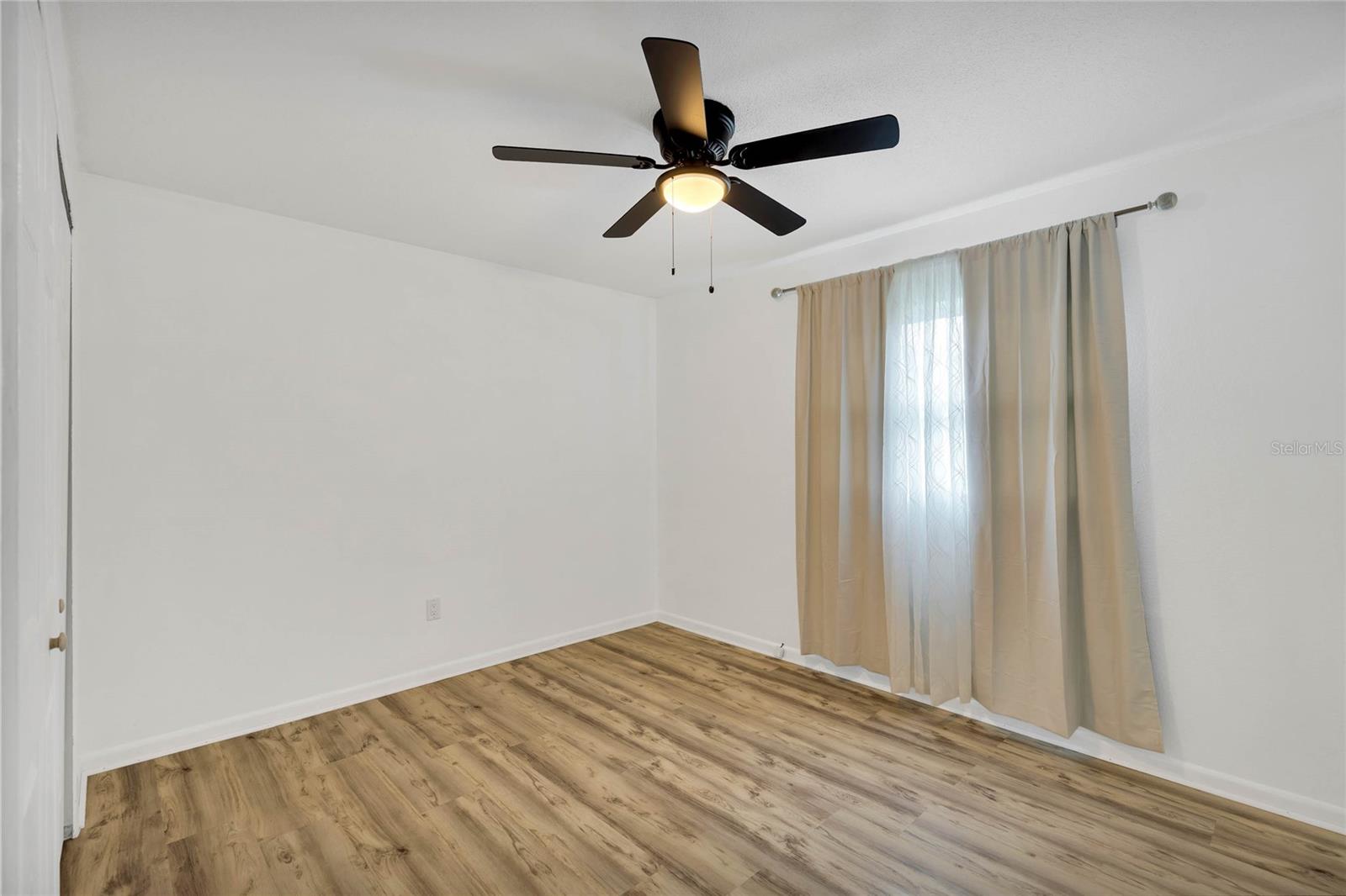 Image 15 of 21 For 4130 Lake Saunders Drive