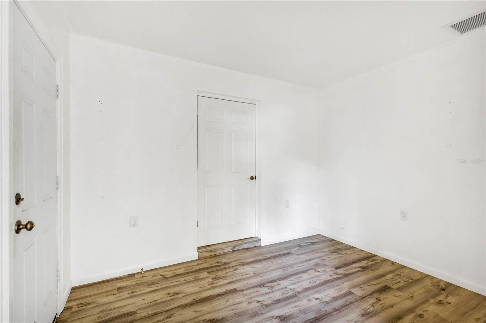 Image 19 of 21 For 4130 Lake Saunders Drive