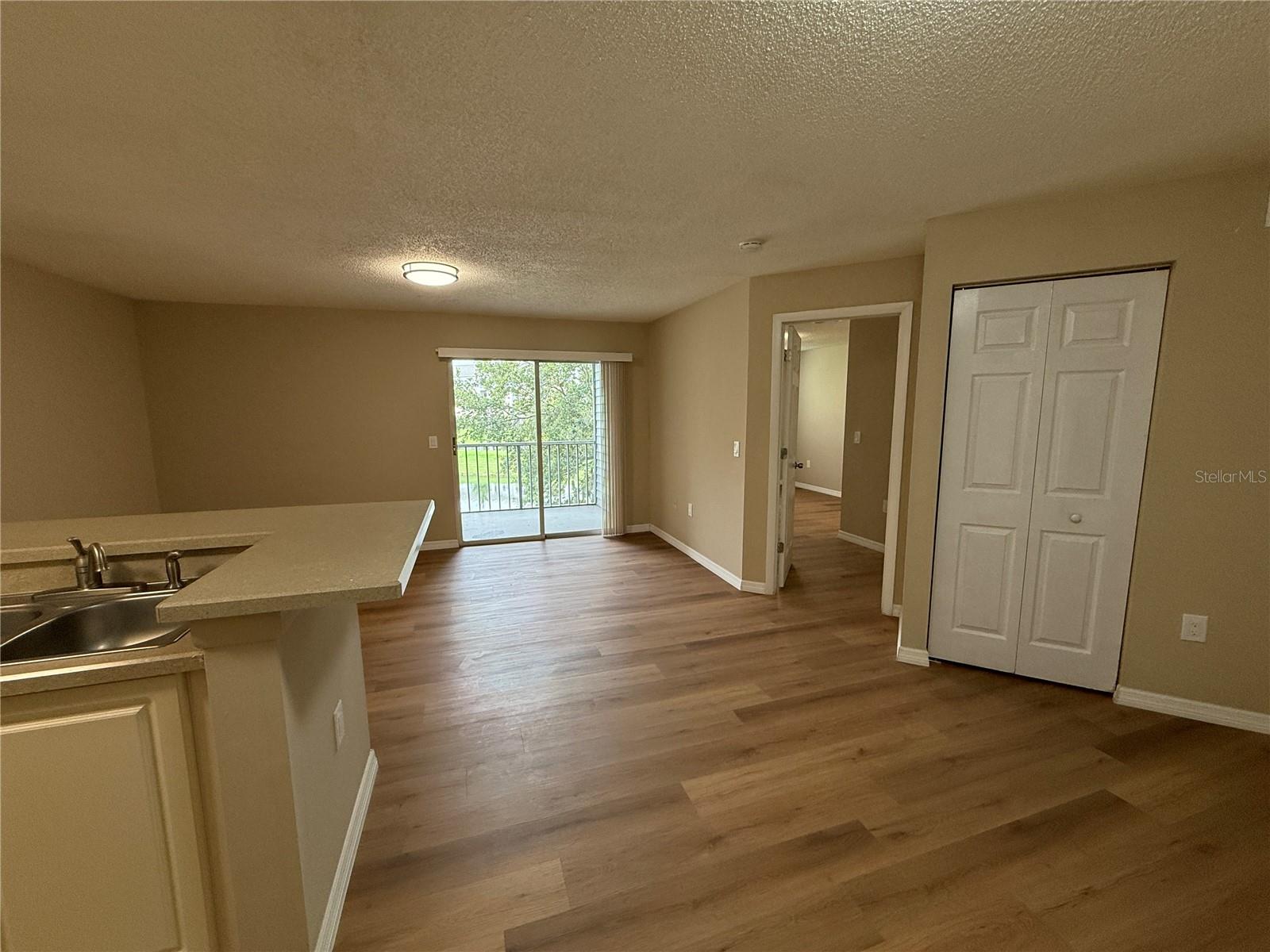 Image 4 of 28 For 1222 Bermuda Lakes Lane 207