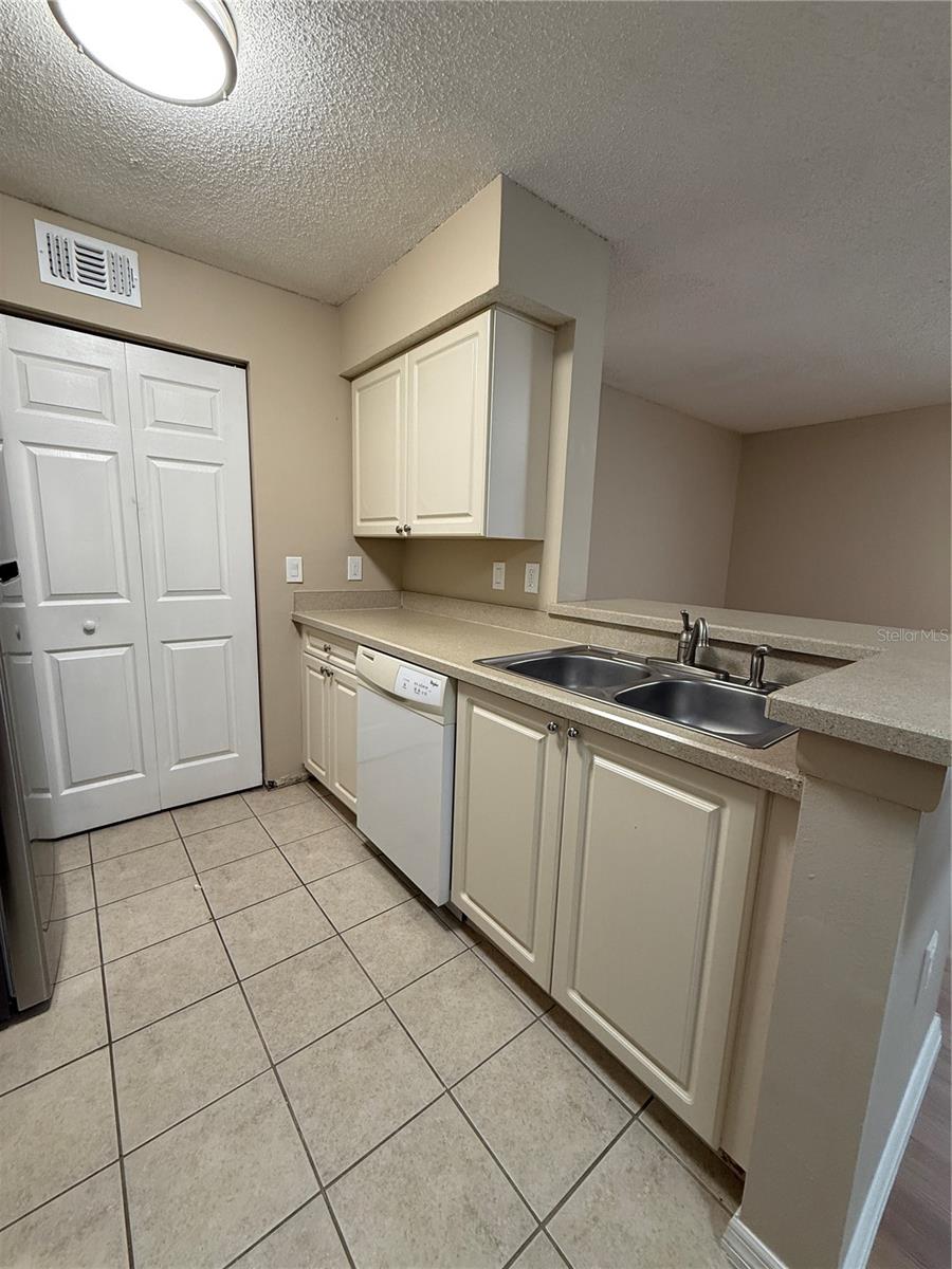 Image 7 of 28 For 1222 Bermuda Lakes Lane 207