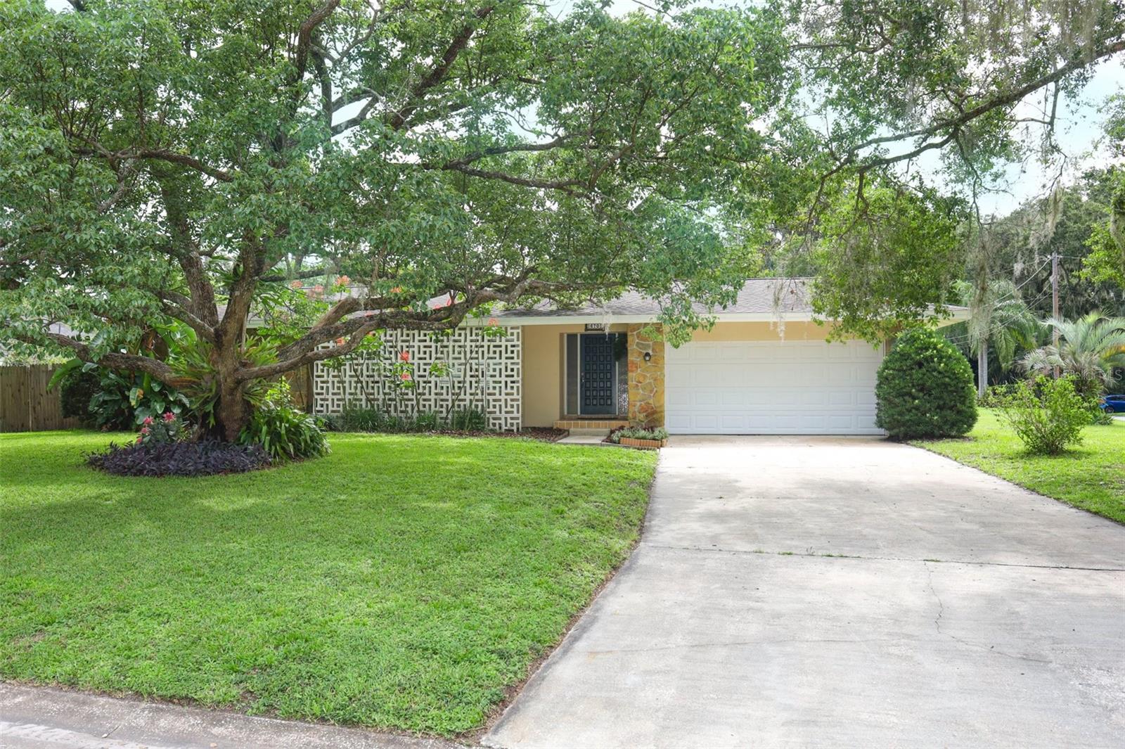 Image 2 of 48 For 670 Palm Drive