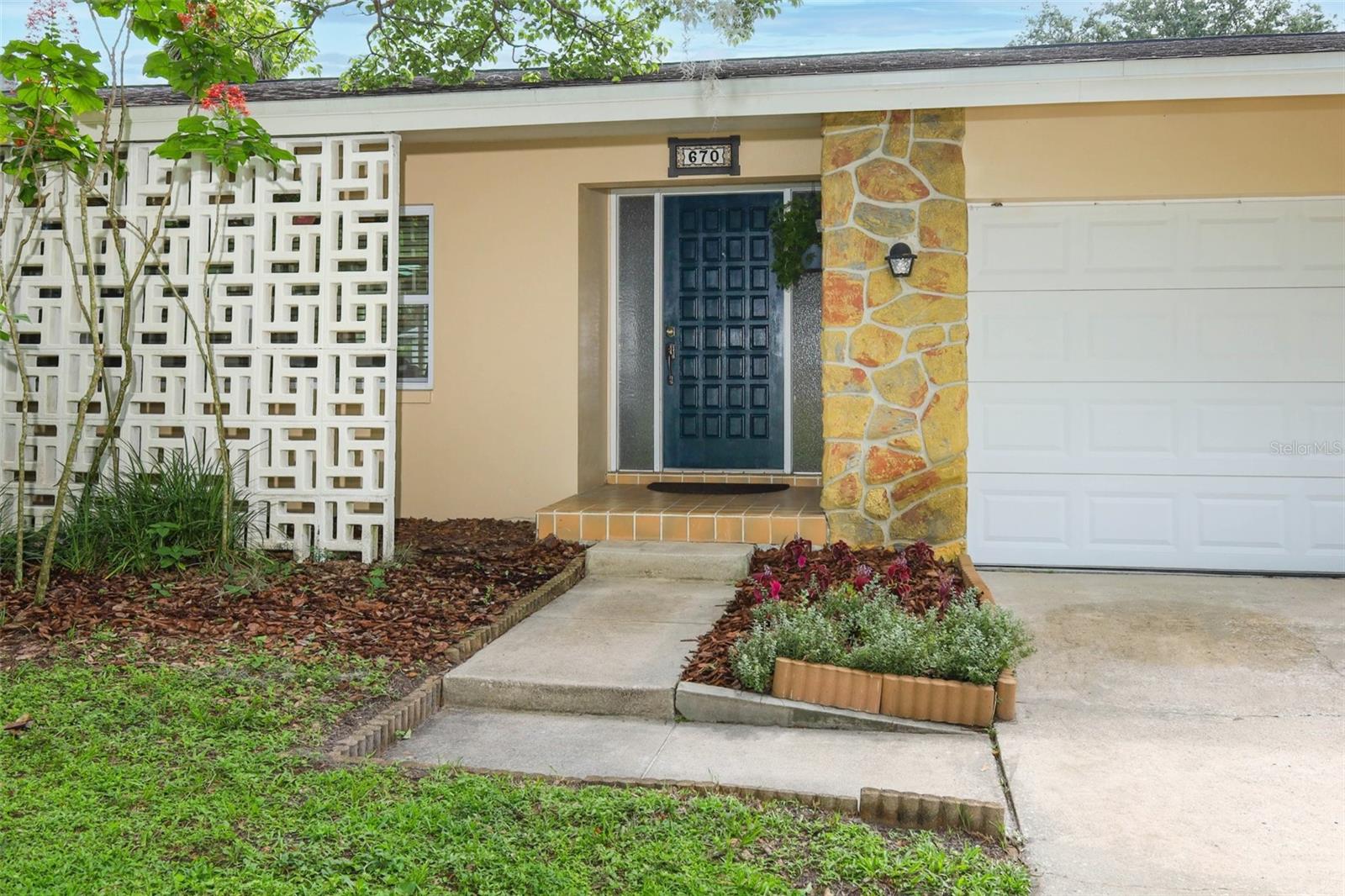 Image 3 of 48 For 670 Palm Drive