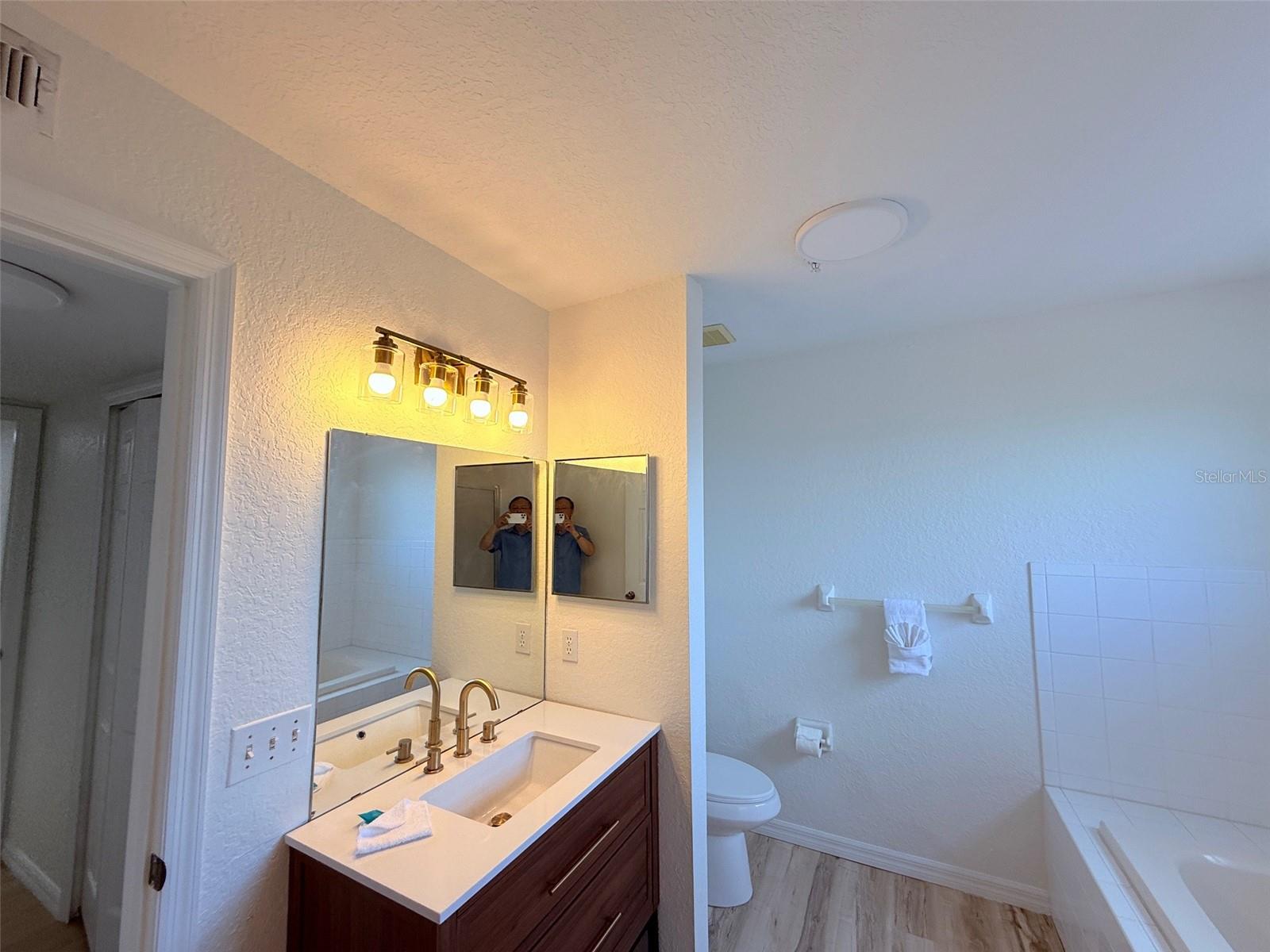 Image 13 of 18 For 13917 Fairway Island Drive 931