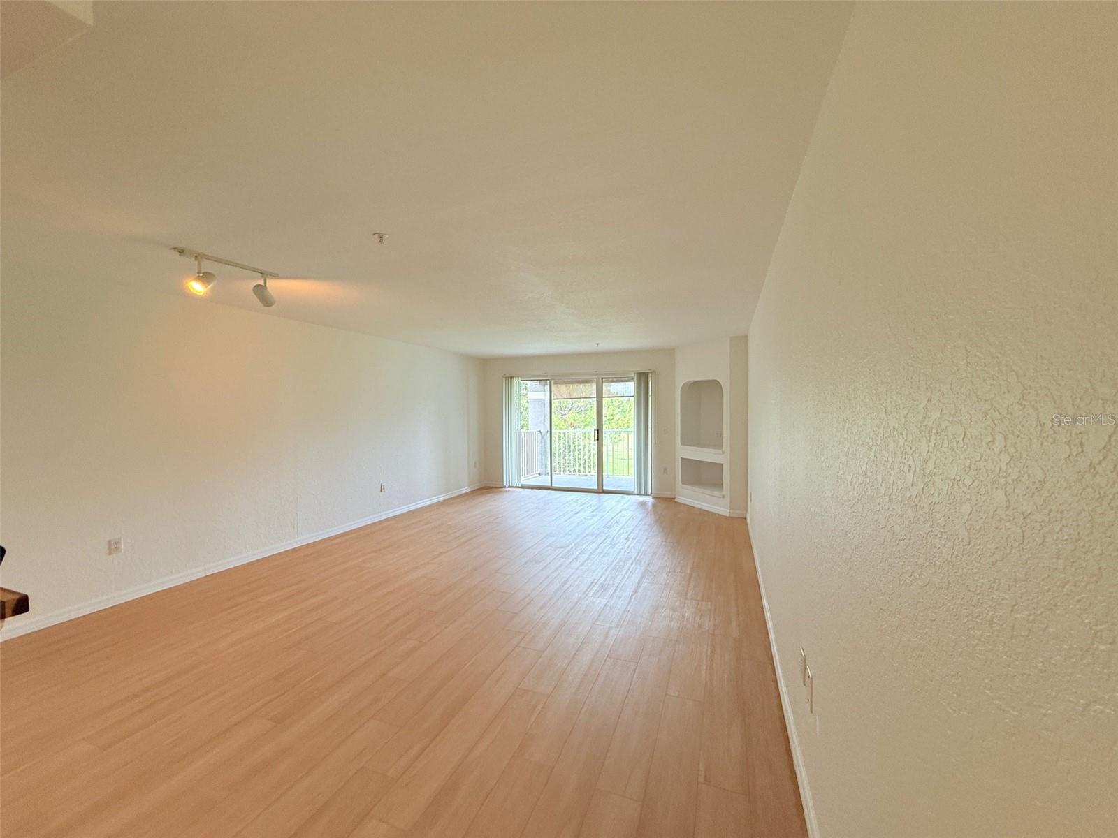 Image 2 of 18 For 13917 Fairway Island Drive 931