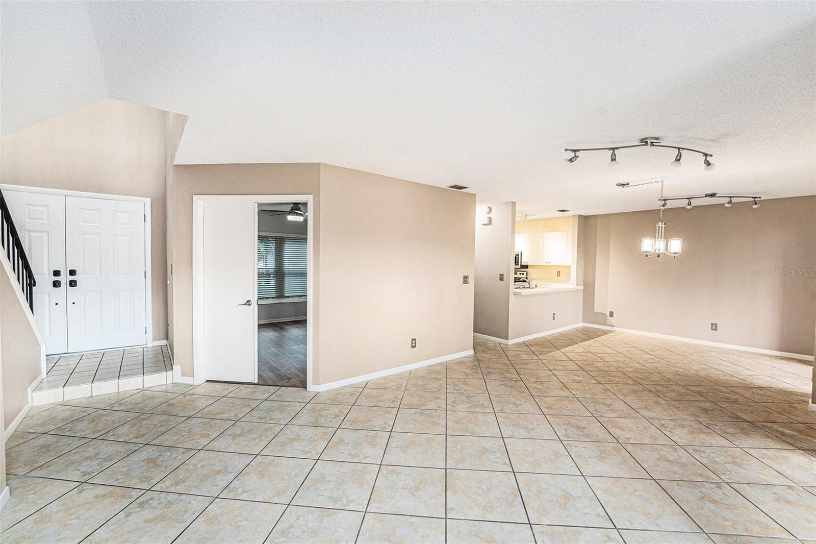Image 6 of 28 For 846 Glades Court Ne