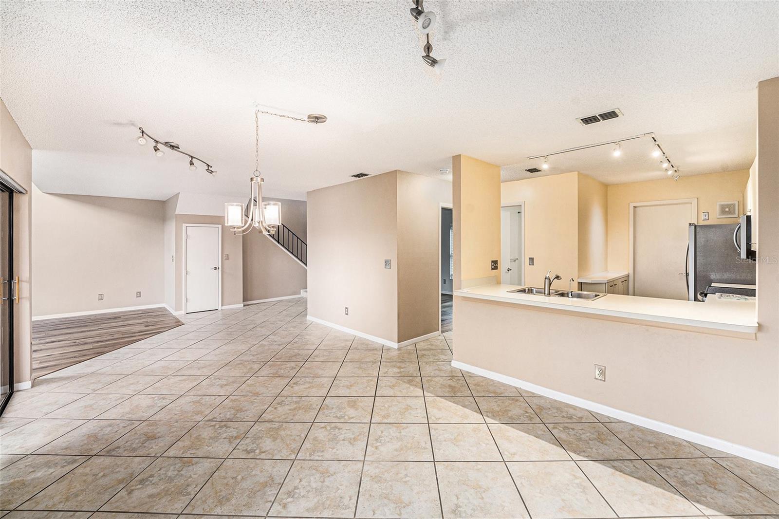 Image 7 of 28 For 846 Glades Court Ne