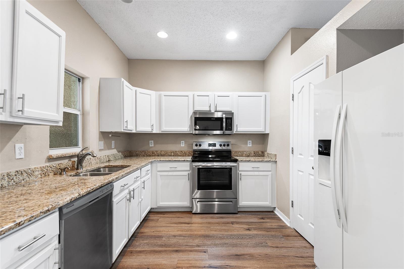 Image 5 of 12 For 10114 Farmingdale Place