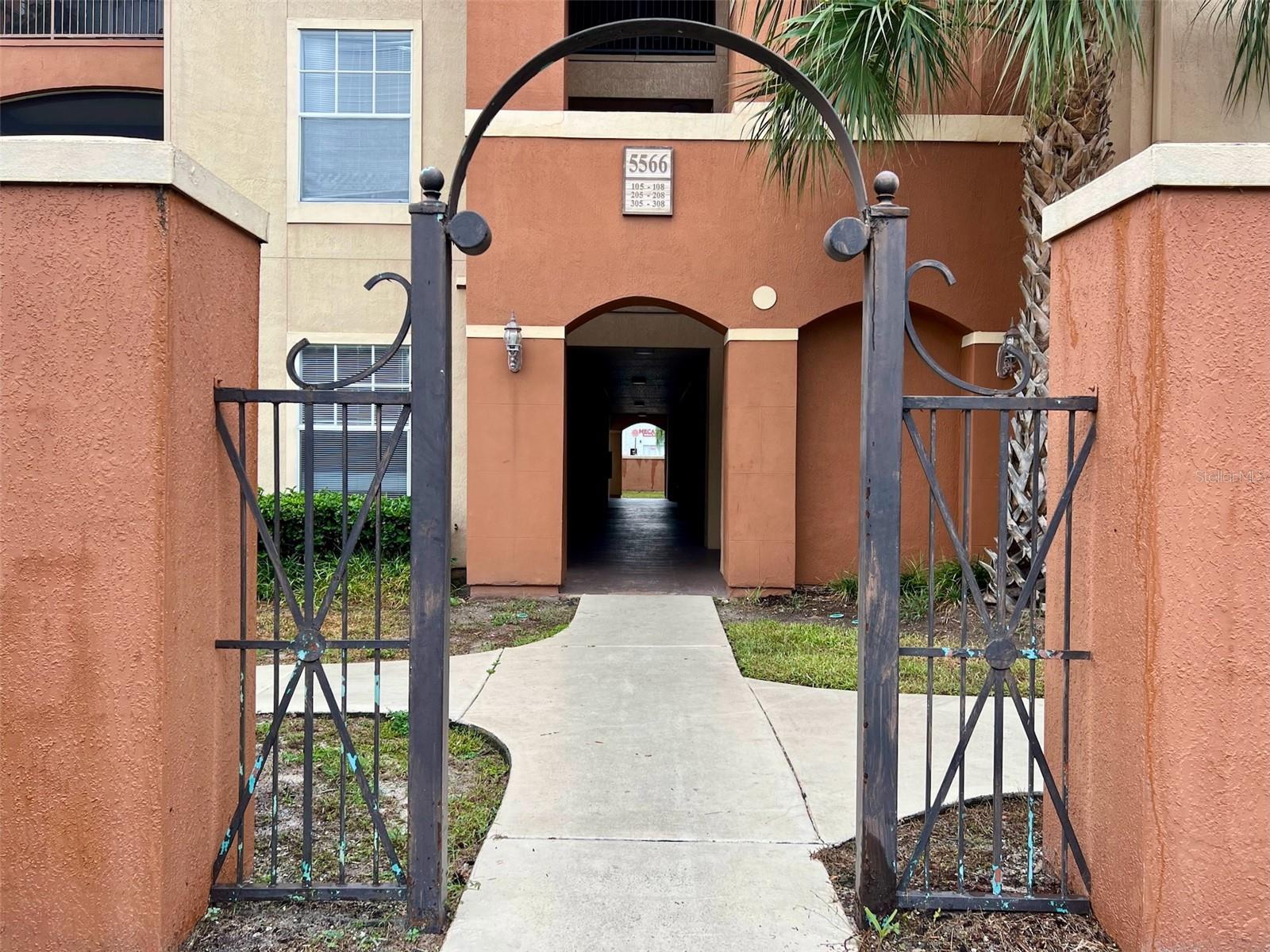 Image 2 of 35 For 5566 Metrowest Boulevard 2-105