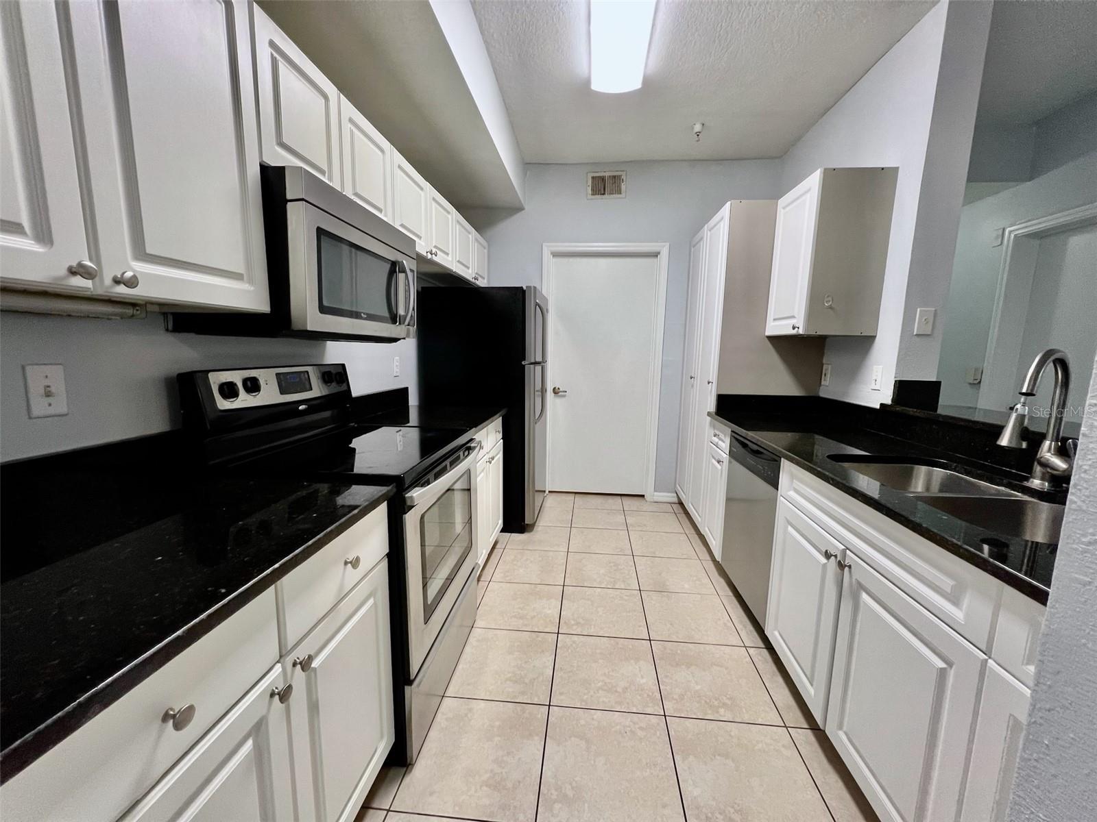 Image 8 of 35 For 5566 Metrowest Boulevard 2-105
