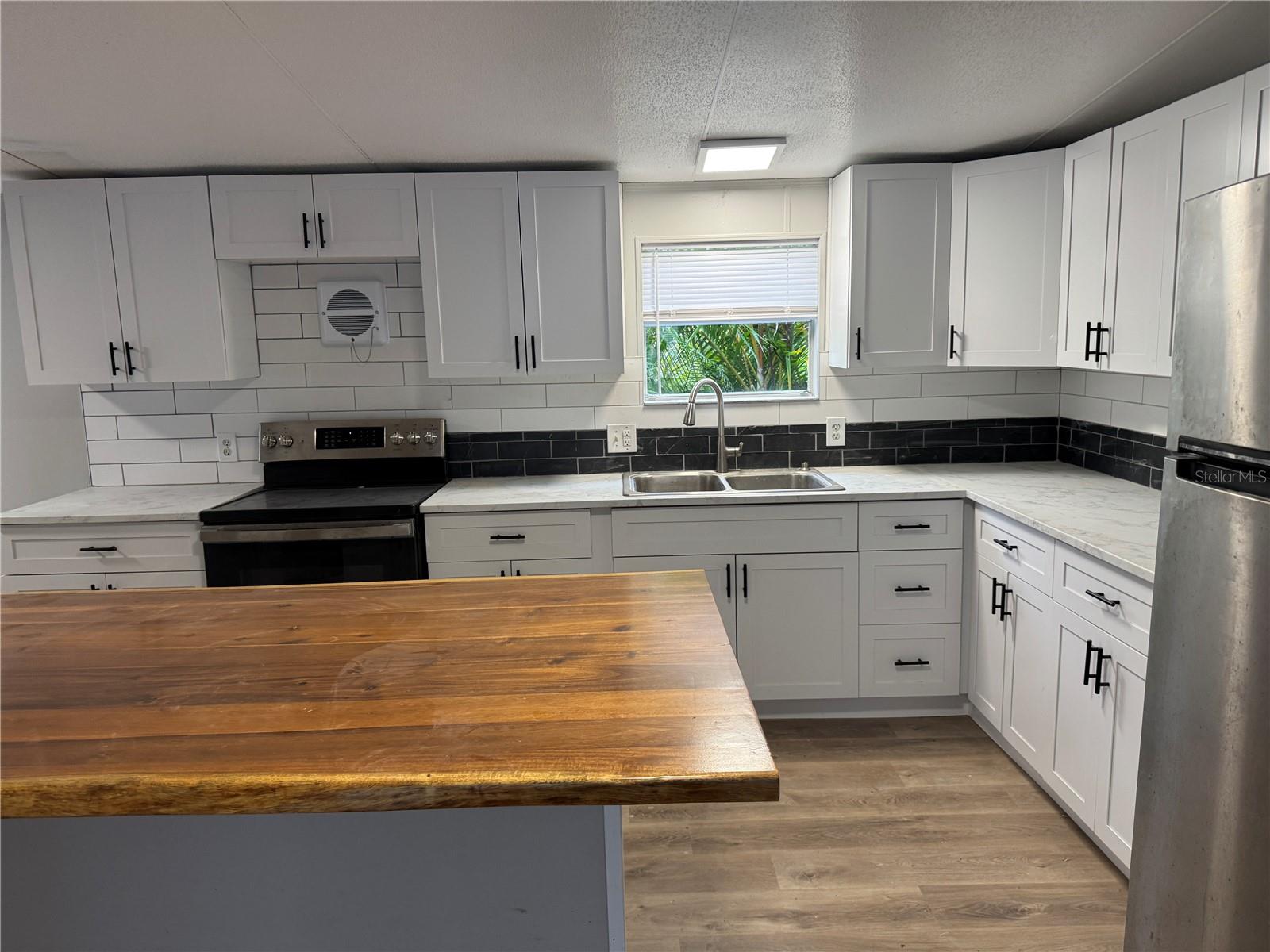 Image 9 of 15 For 18541 15th Avenue