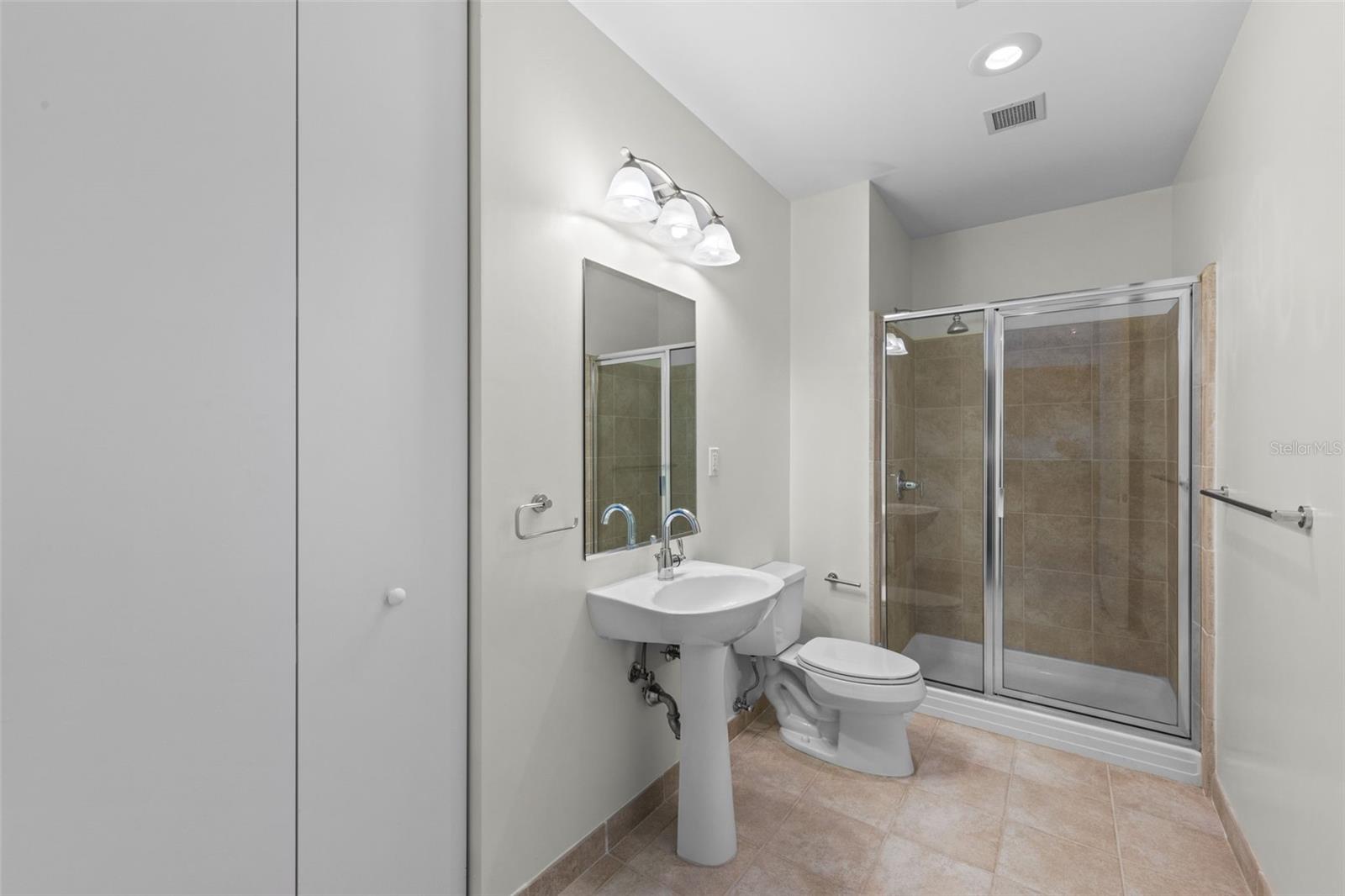 Image 20 of 33 For 150 Robinson Street 2807