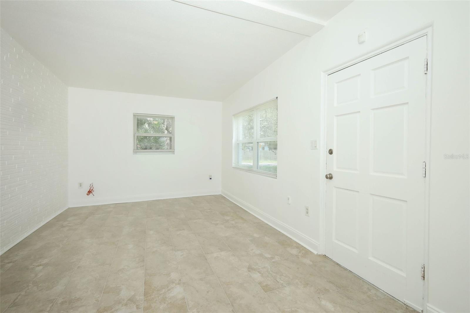Image 4 of 49 For 1200 Ferndell Road