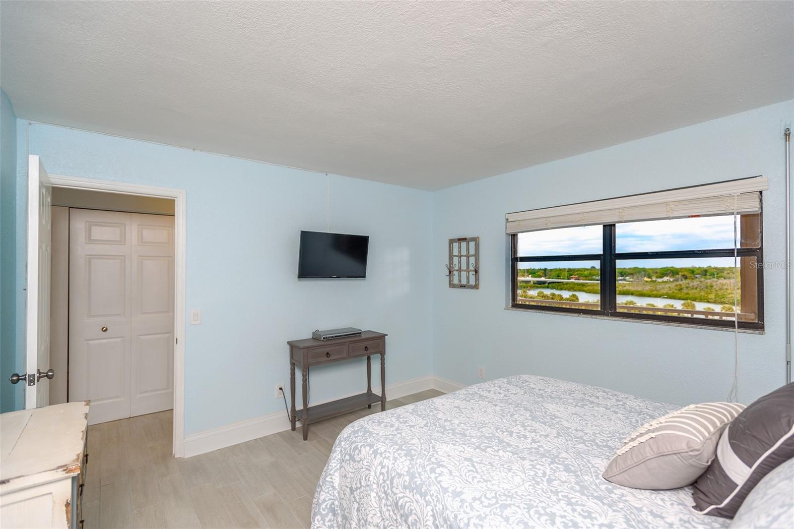 Image 2 of 32 For 18650 Gulf Boulevard 604