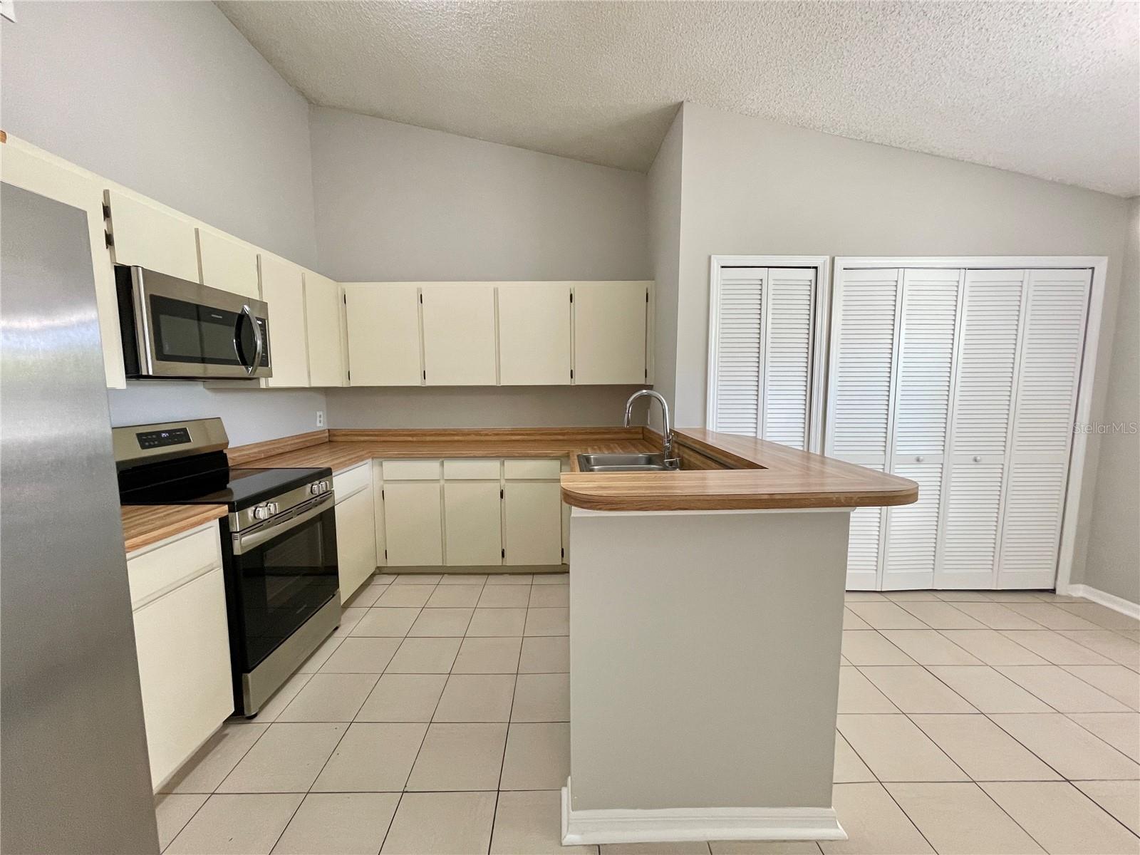 Image 4 of 27 For 638 Warrenton Road