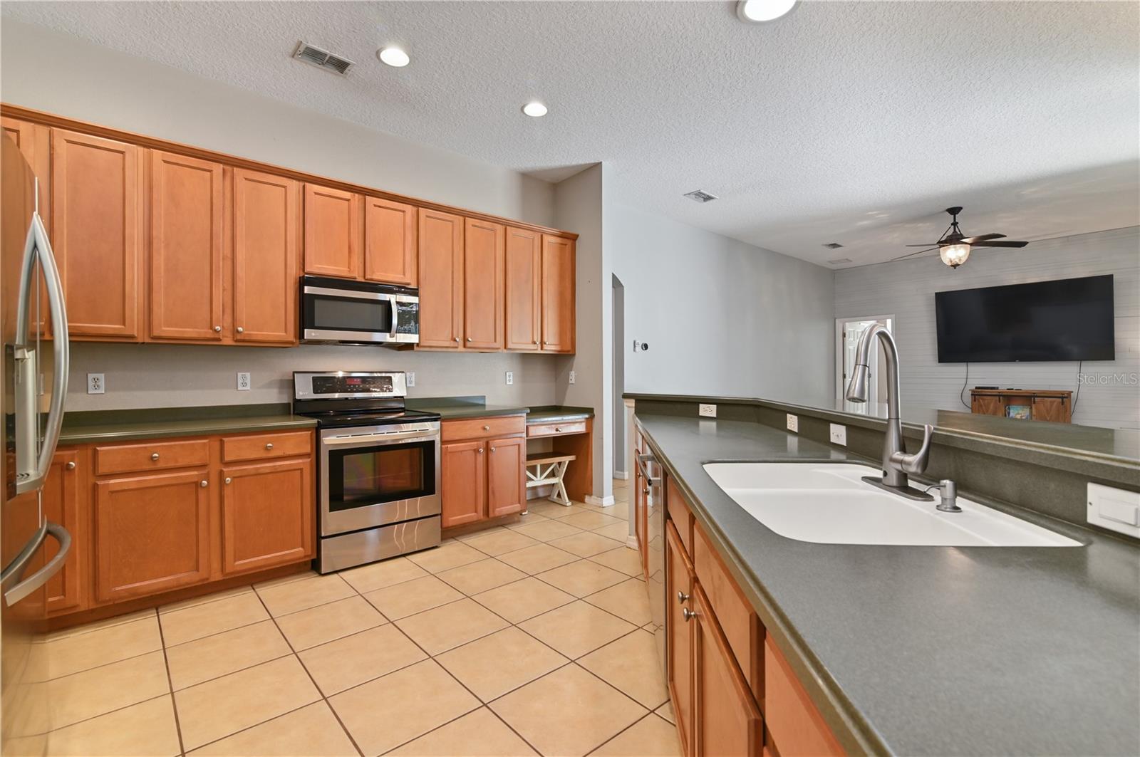 Image 22 of 96 For 640 Brookfield Pl