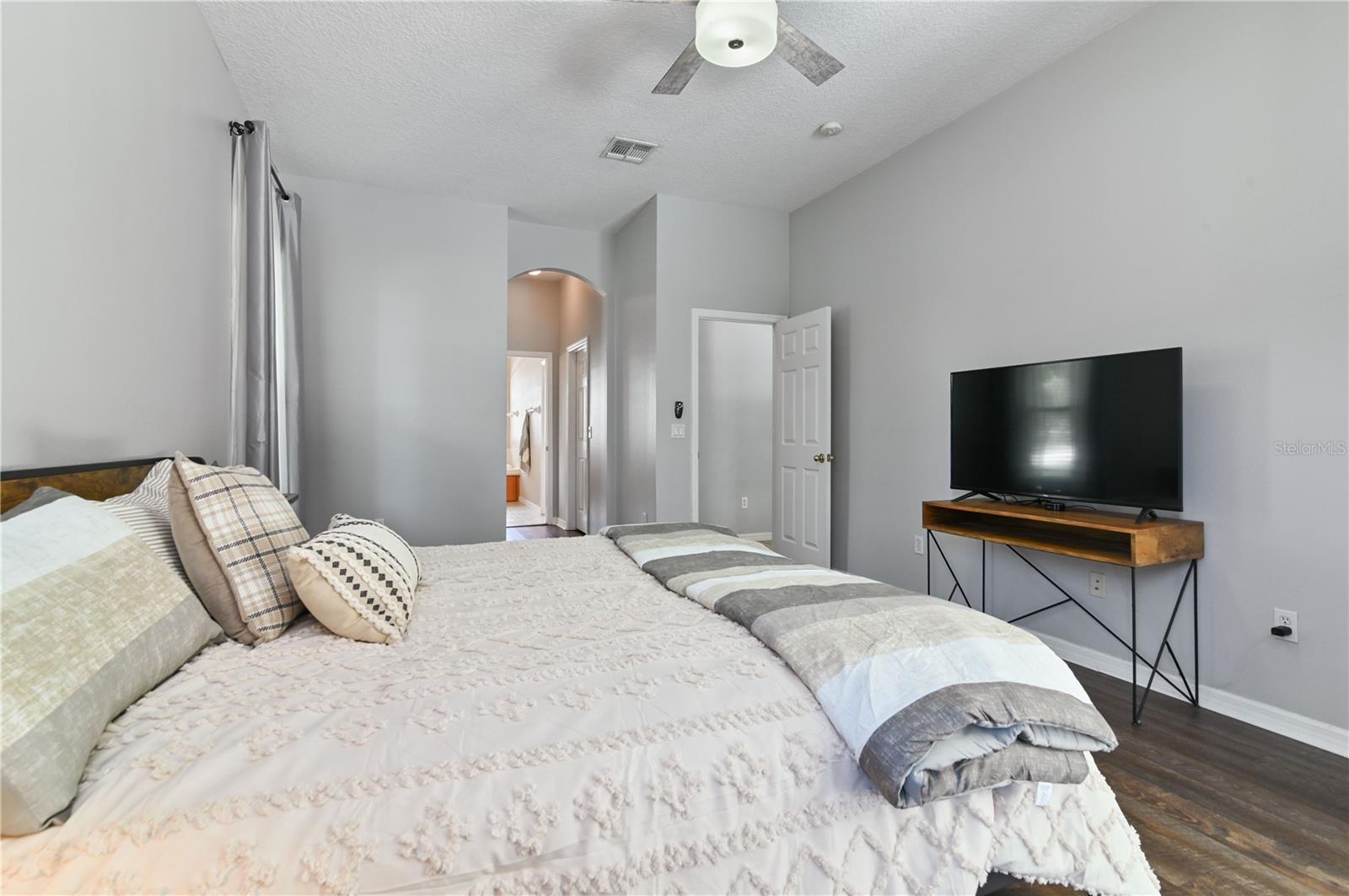 Image 37 of 96 For 640 Brookfield Pl