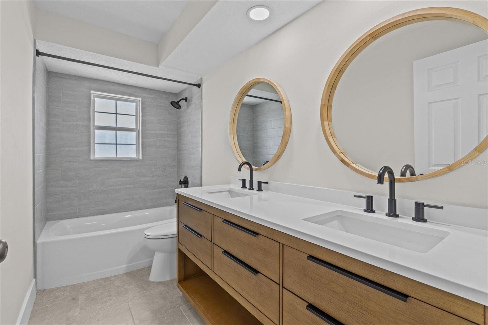 Image 21 of 30 For 671 25th Street Sw