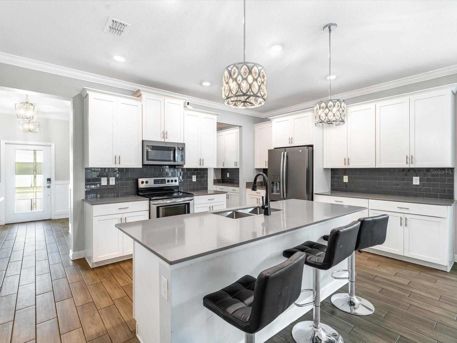 Image 4 of 49 For 2452 Camden Park Avenue
