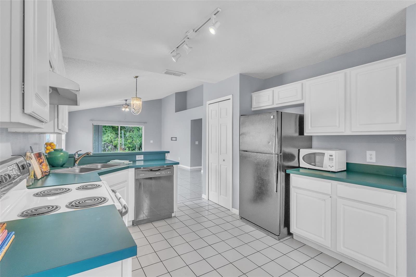 Image 17 of 52 For 4454 King Edward Drive
