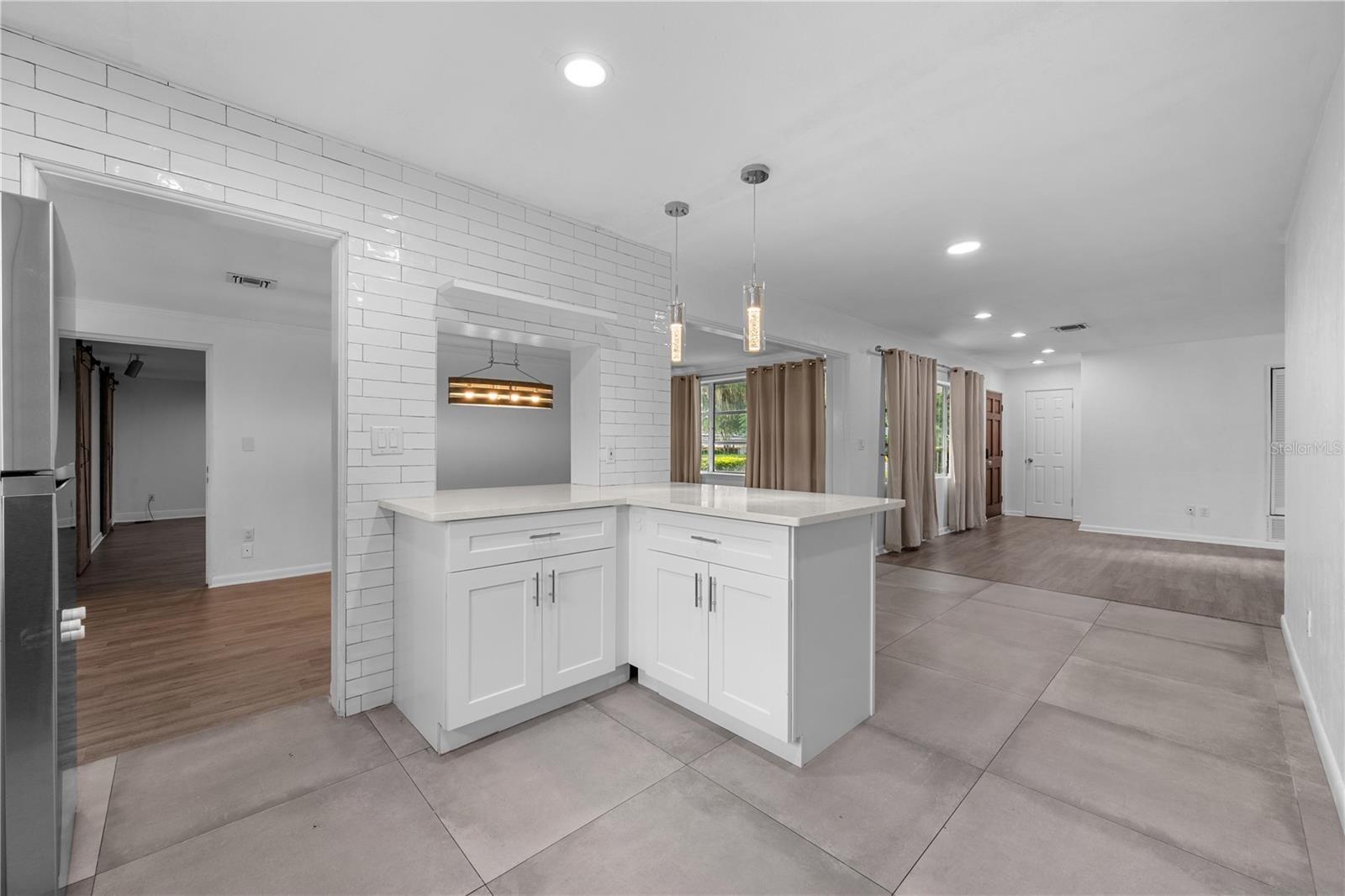 Image 11 of 36 For 601 Oranole Road