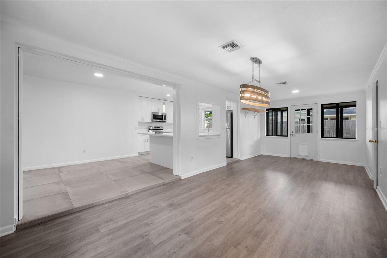 Image 12 of 36 For 601 Oranole Road