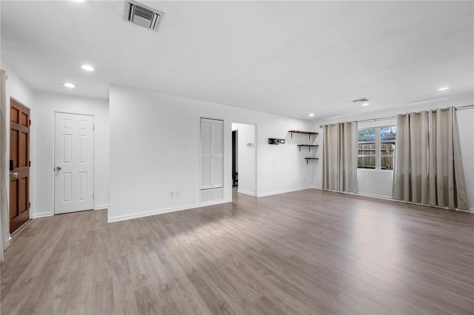 Image 17 of 36 For 601 Oranole Road