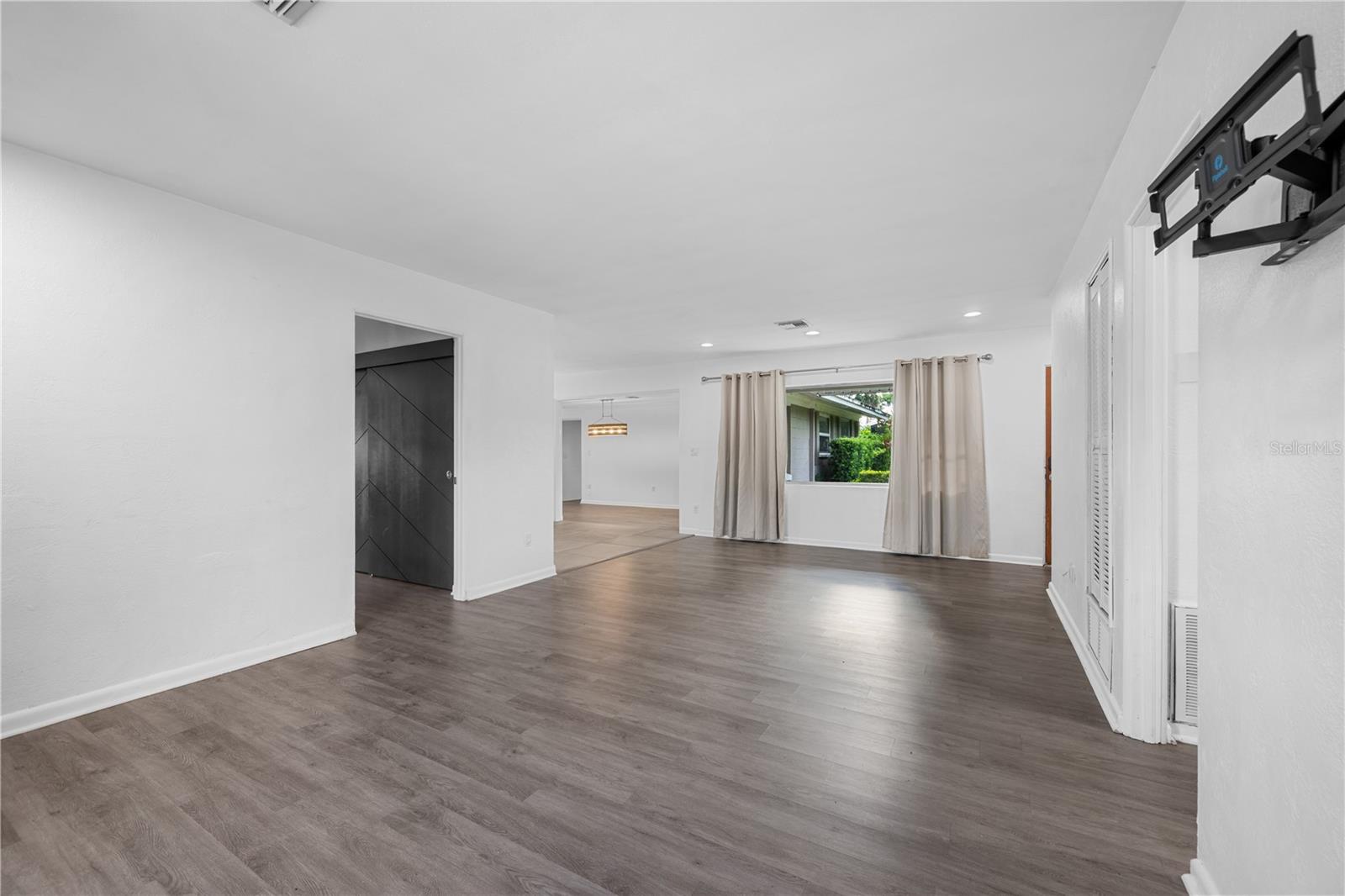 Image 19 of 36 For 601 Oranole Road