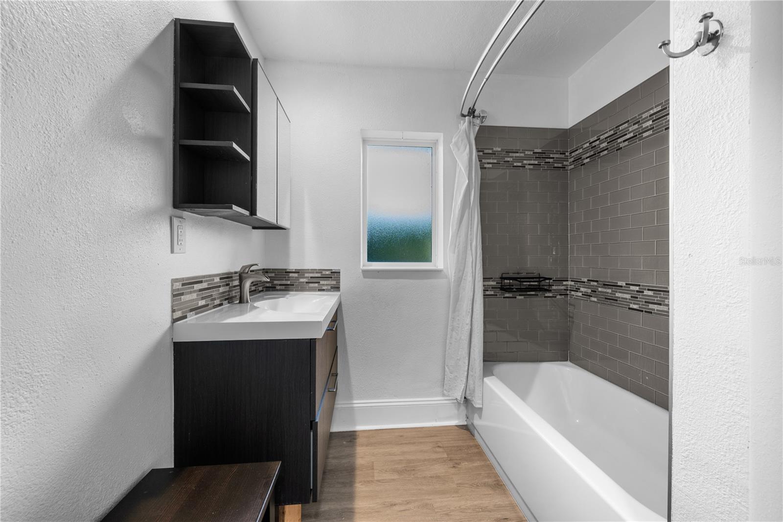 Image 26 of 36 For 601 Oranole Road