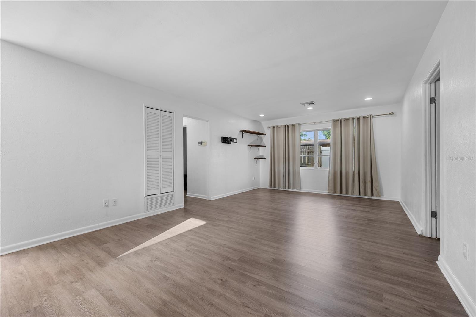 Image 6 of 36 For 601 Oranole Road