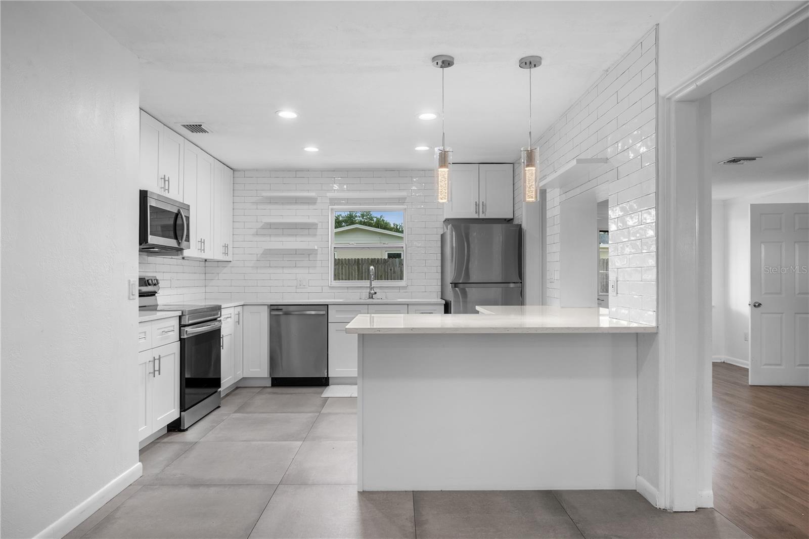 Image 7 of 36 For 601 Oranole Road