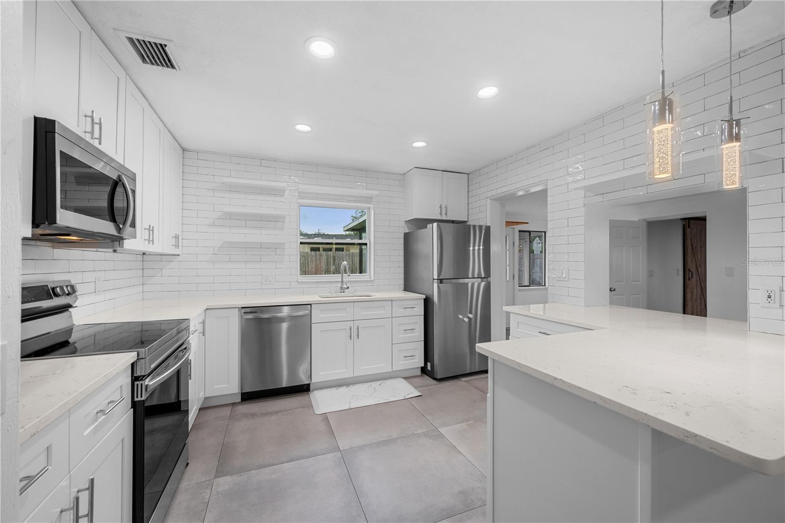 Image 9 of 36 For 601 Oranole Road