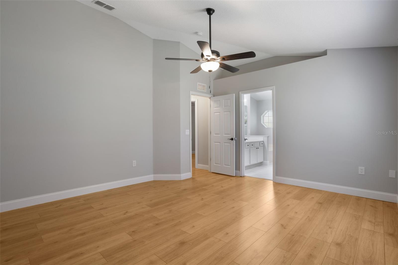 Image 21 of 30 For 988 Vanderbilt Drive