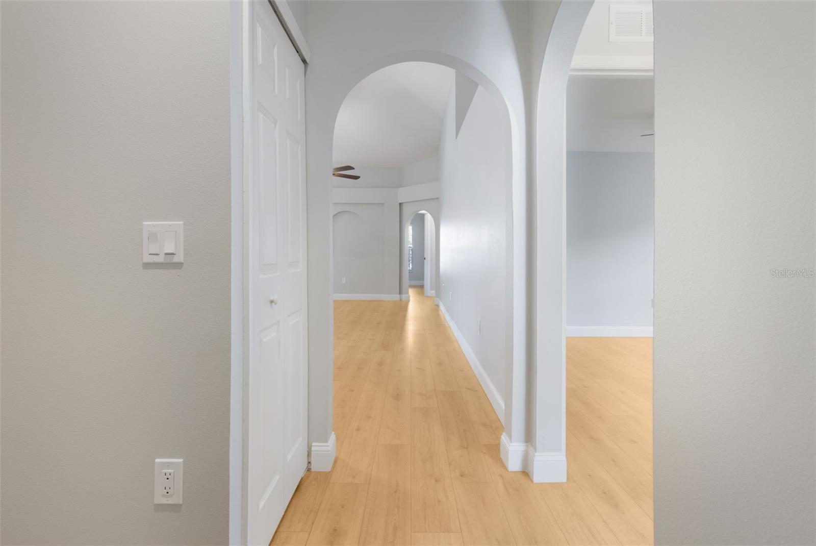 Image 4 of 30 For 988 Vanderbilt Drive