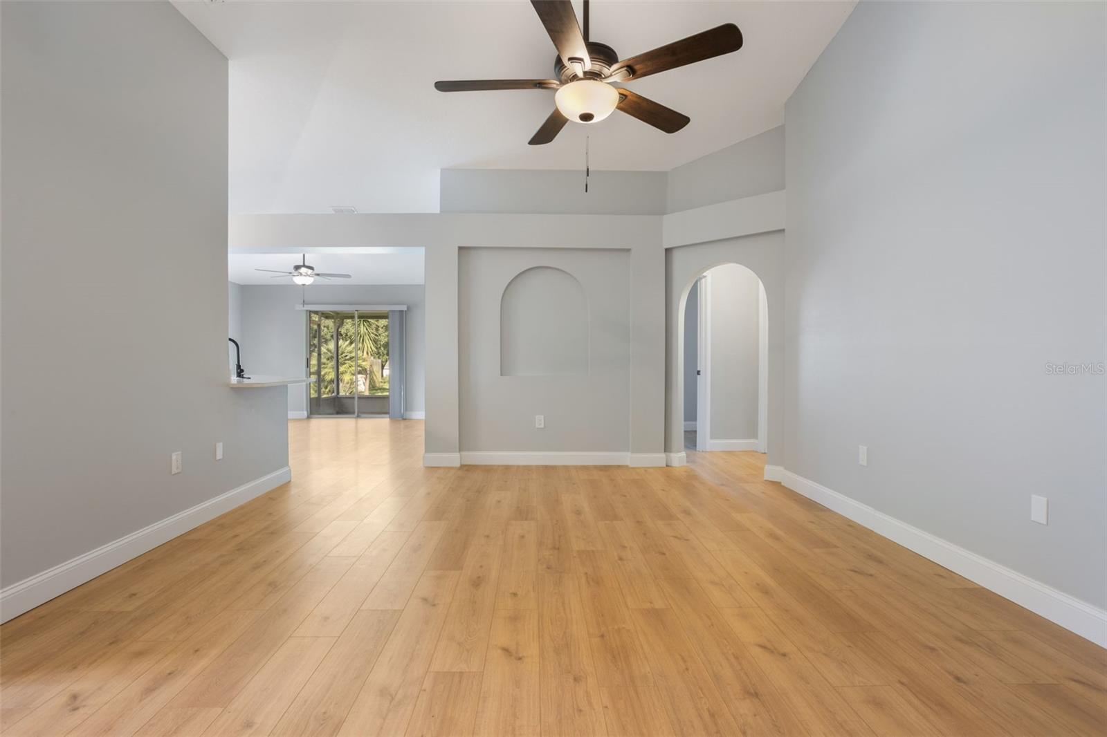 Image 7 of 30 For 988 Vanderbilt Drive