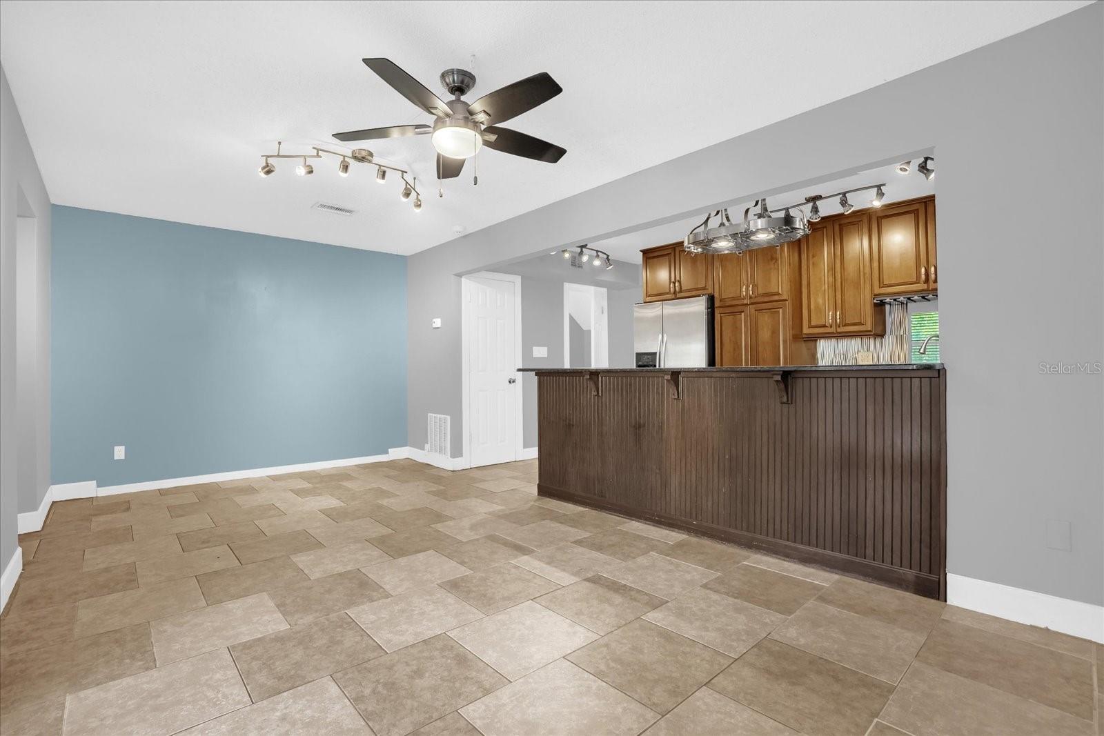 Image 18 of 26 For 1009 Grove St Unit #90