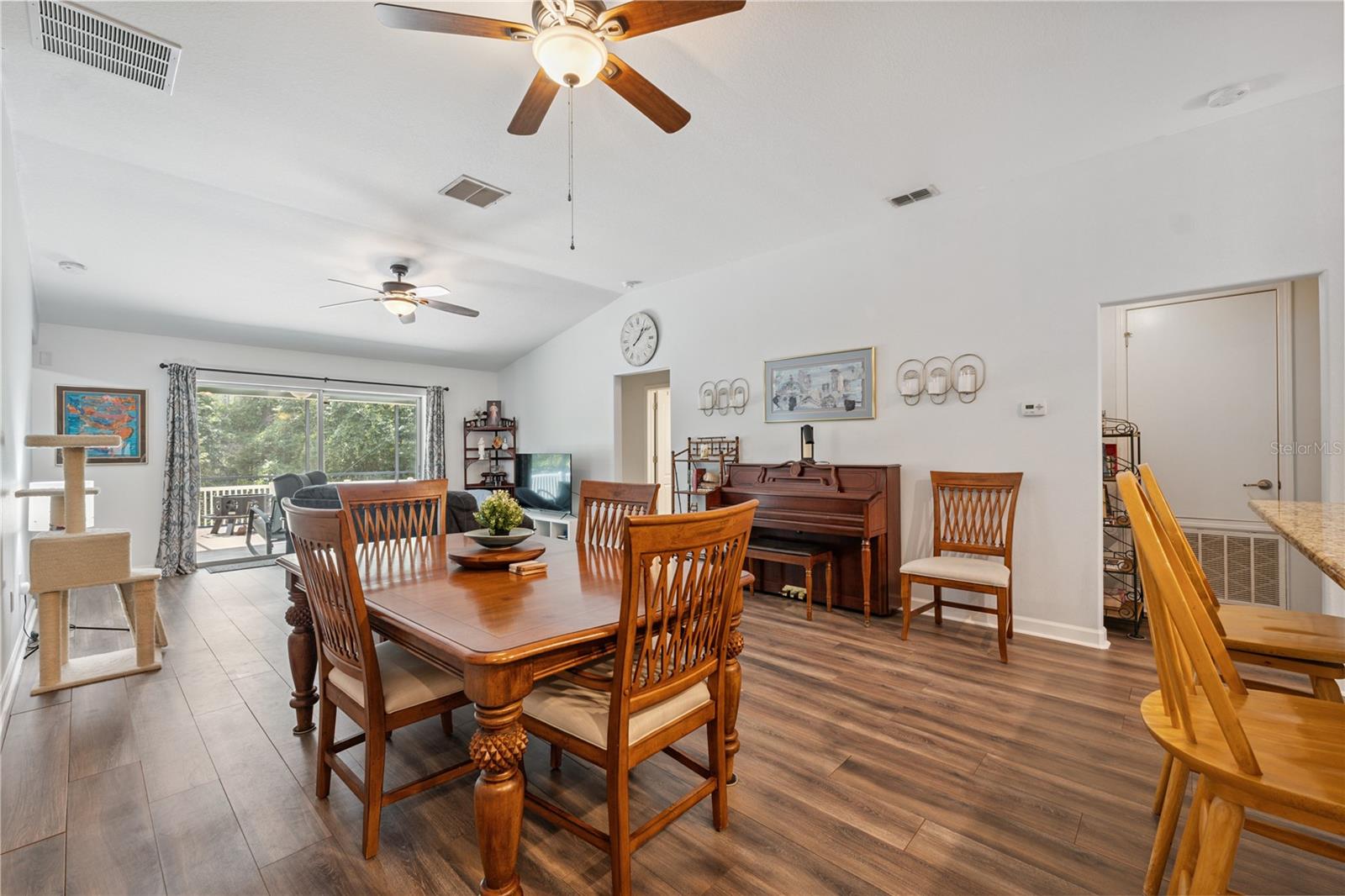 Listing photo id 6 for 12426 Jillian Circle