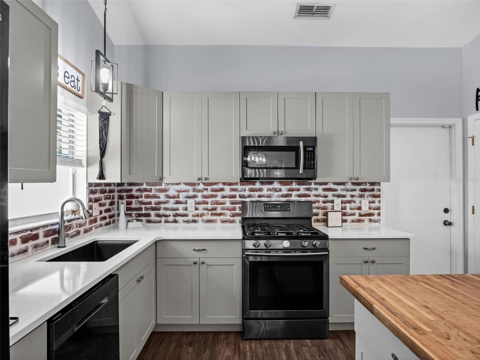 Image 14 of 33 For 15718 Carriage Hill Court