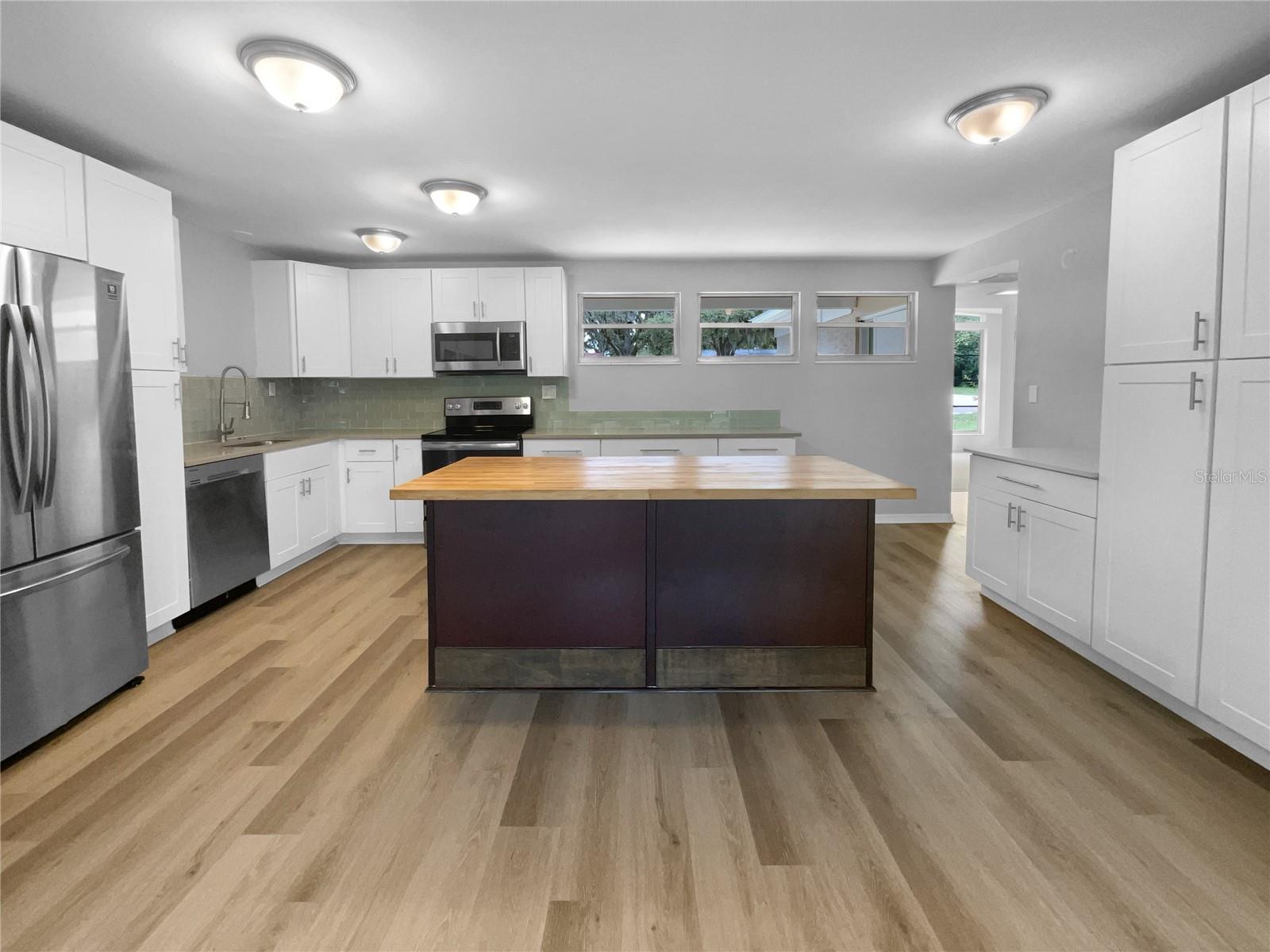 Image 14 of 23 For 425 Riverhills Drive
