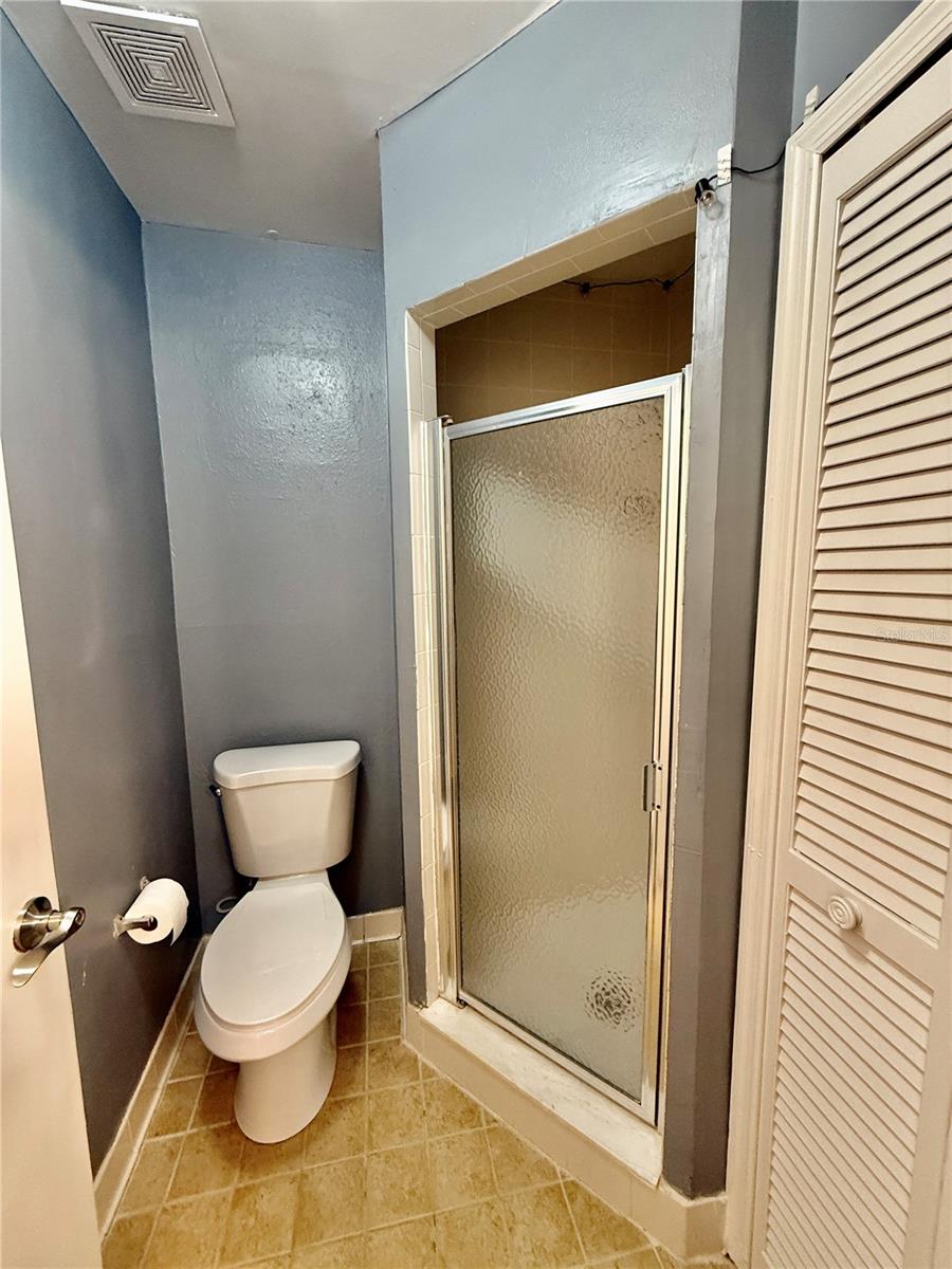 Image 10 of 15 For 5437 Vineland Road 3-h