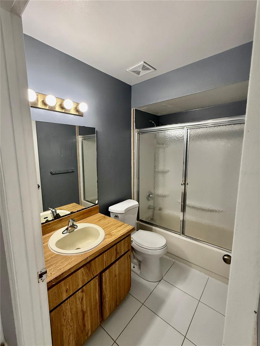 Image 12 of 15 For 5437 Vineland Road 3-h