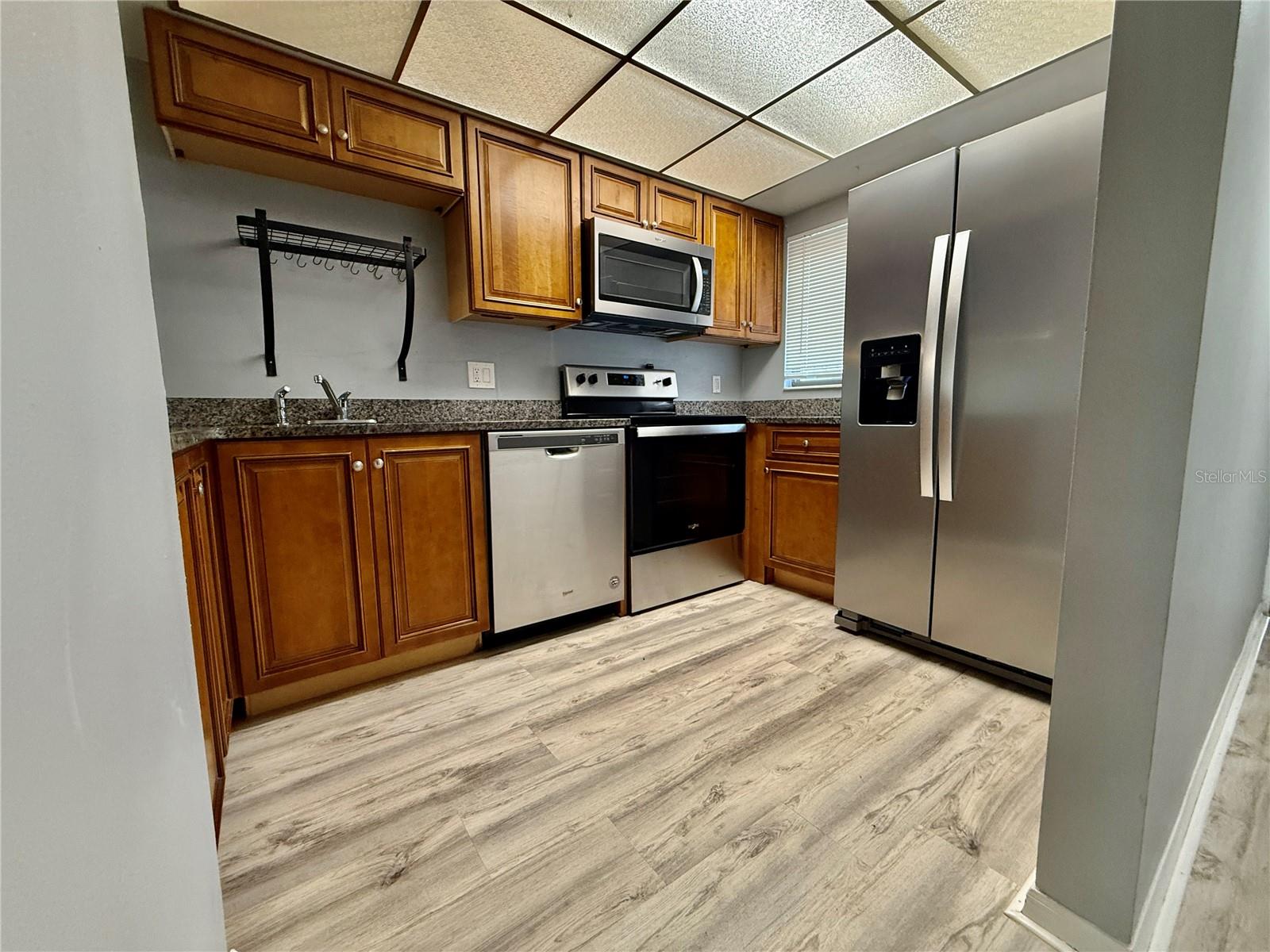Image 2 of 15 For 5437 Vineland Road 3-h