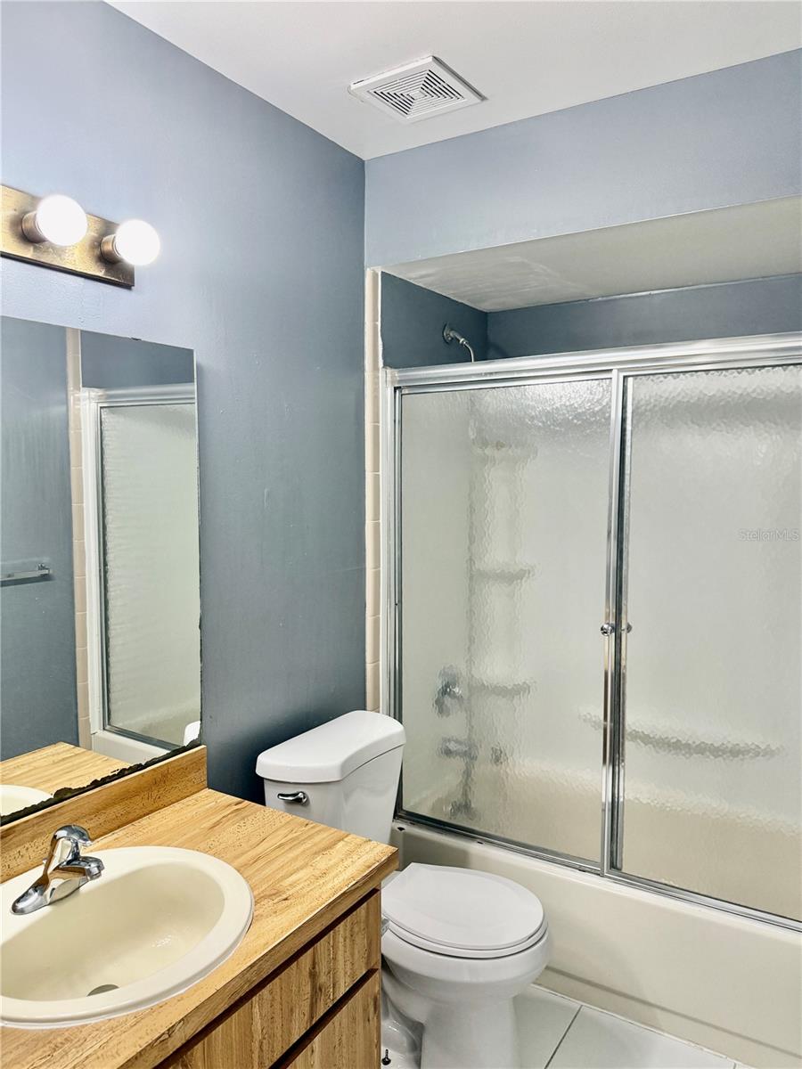 Image 9 of 15 For 5437 Vineland Road 3-h