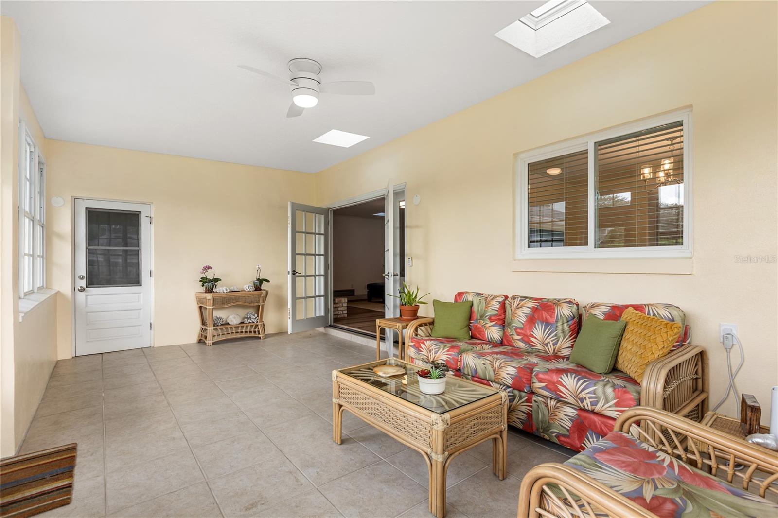 Image 20 of 47 For 125 White Oak Circle