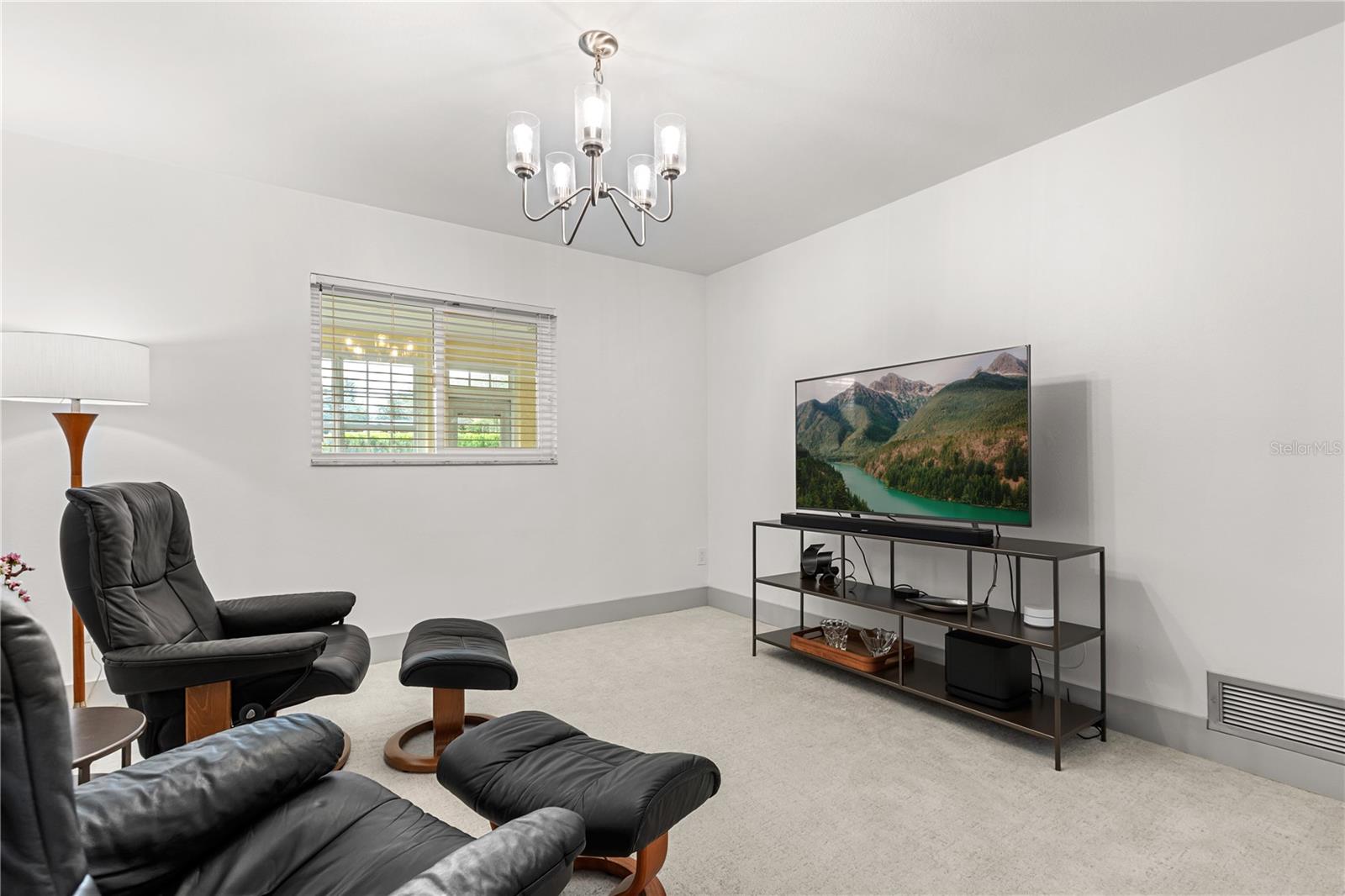 Image 31 of 47 For 125 White Oak Circle